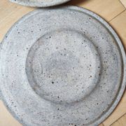 Lot de trois assiettes en grès par Pierre Digan