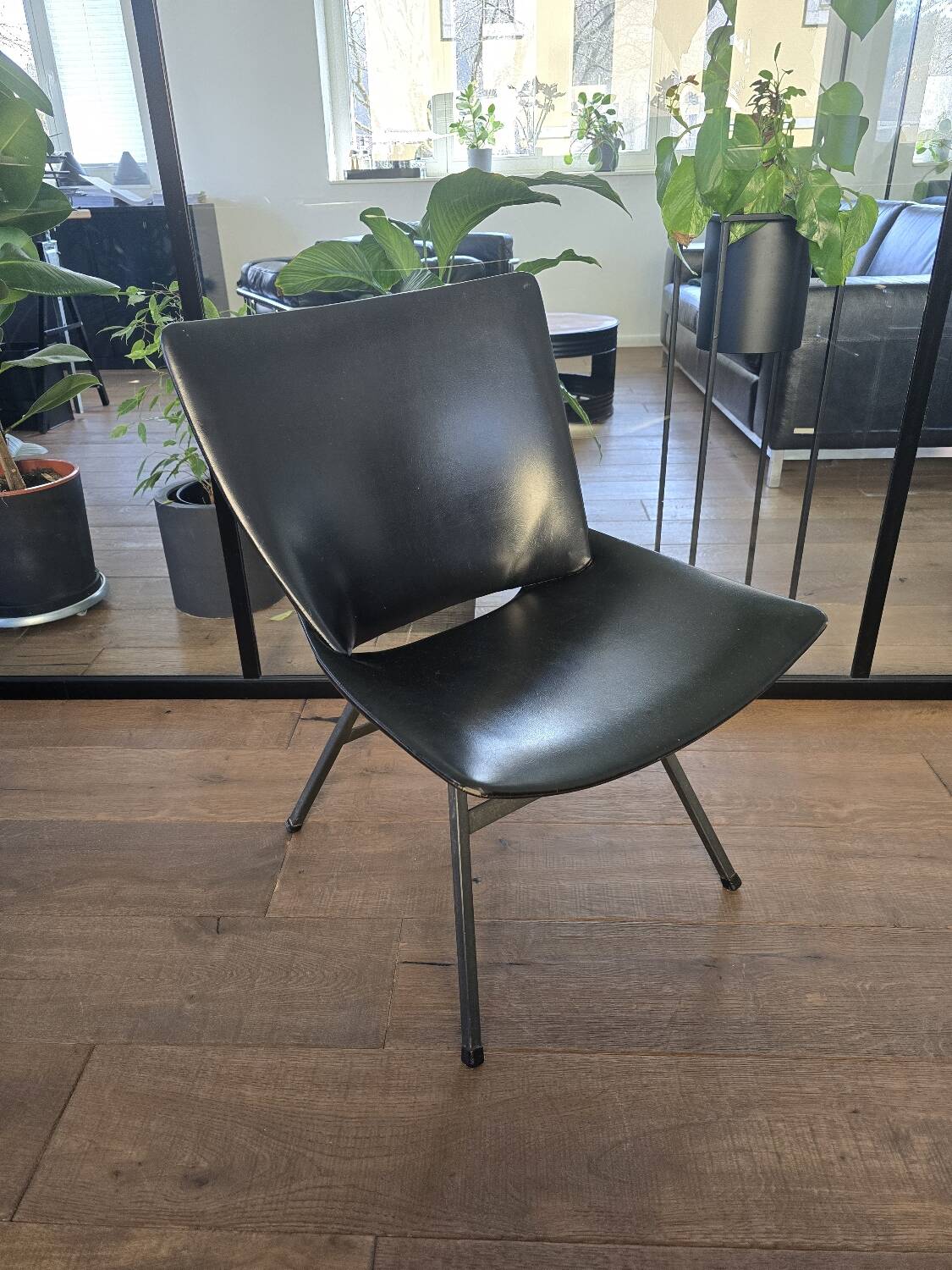 Chaise en simili cuir moderne du milieu du siècle des années 60