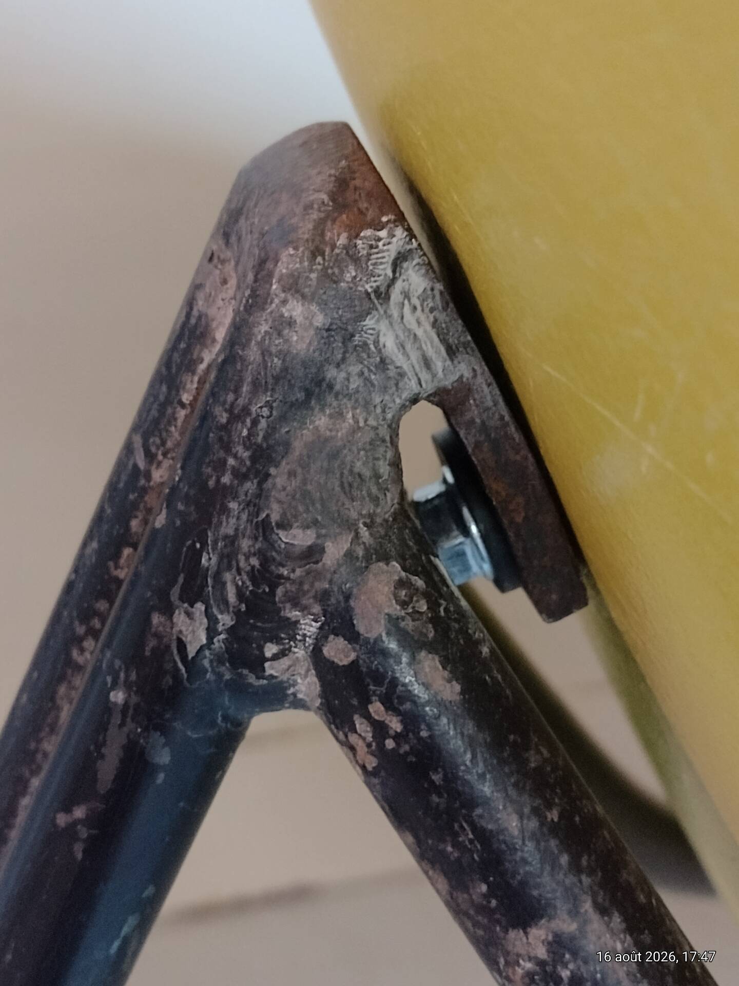 Fauteuil  à piétement tripode en acier laqué. Édité par Merat en 1956.