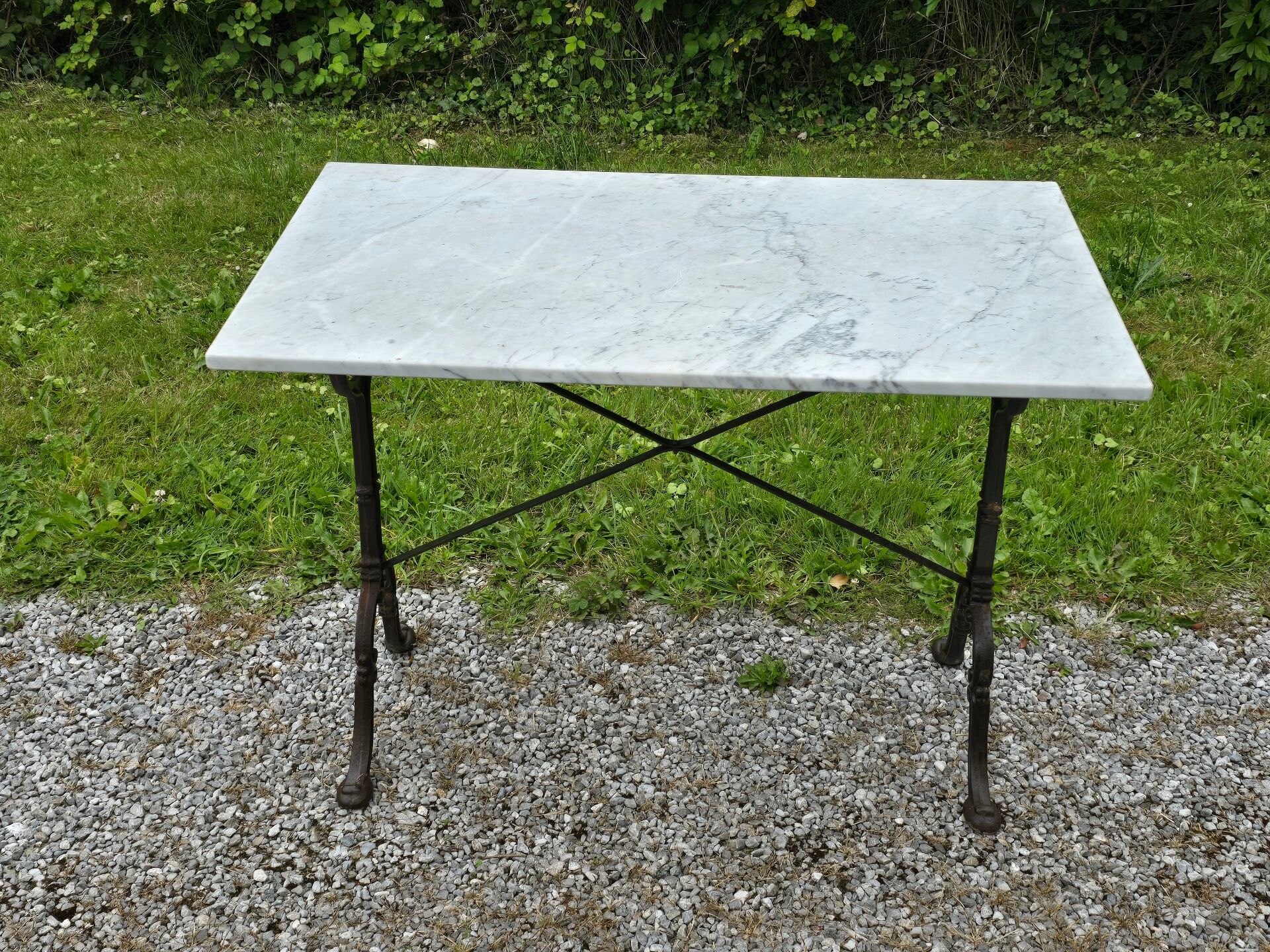 Godin bistro table in cast iron and white marble