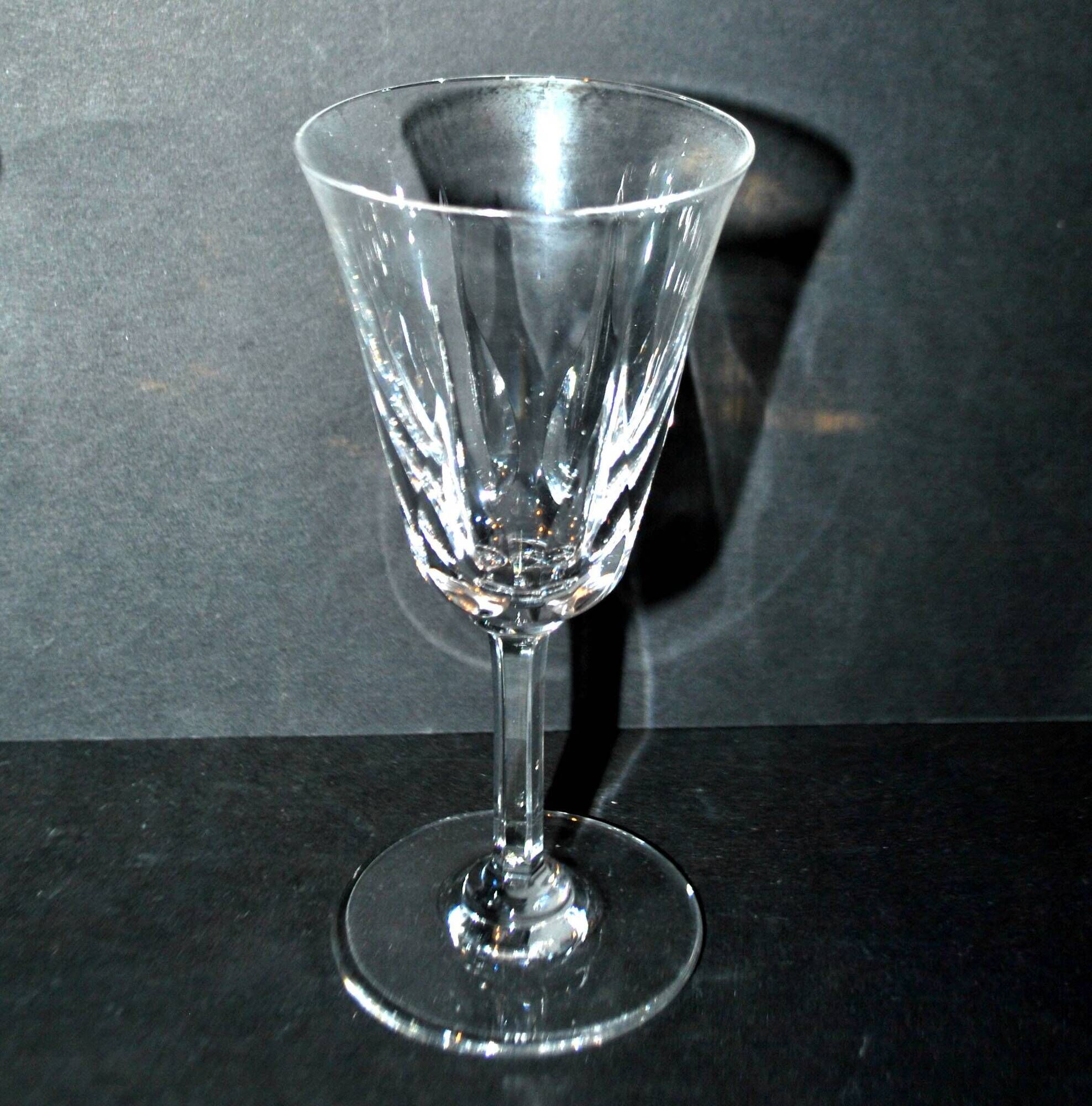 Set of 8 cerdagne wine glasses in cut crystal from saint louis h13cm