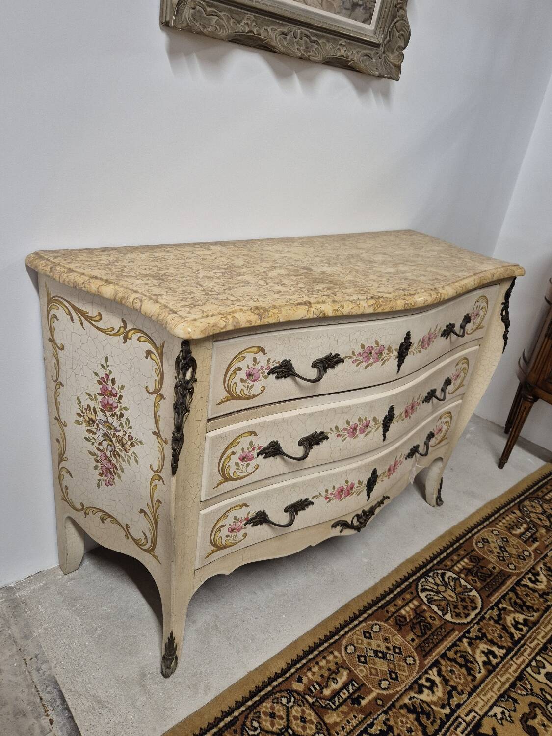 Louis XV style chest of drawers painted with flowers, Italian manufacture