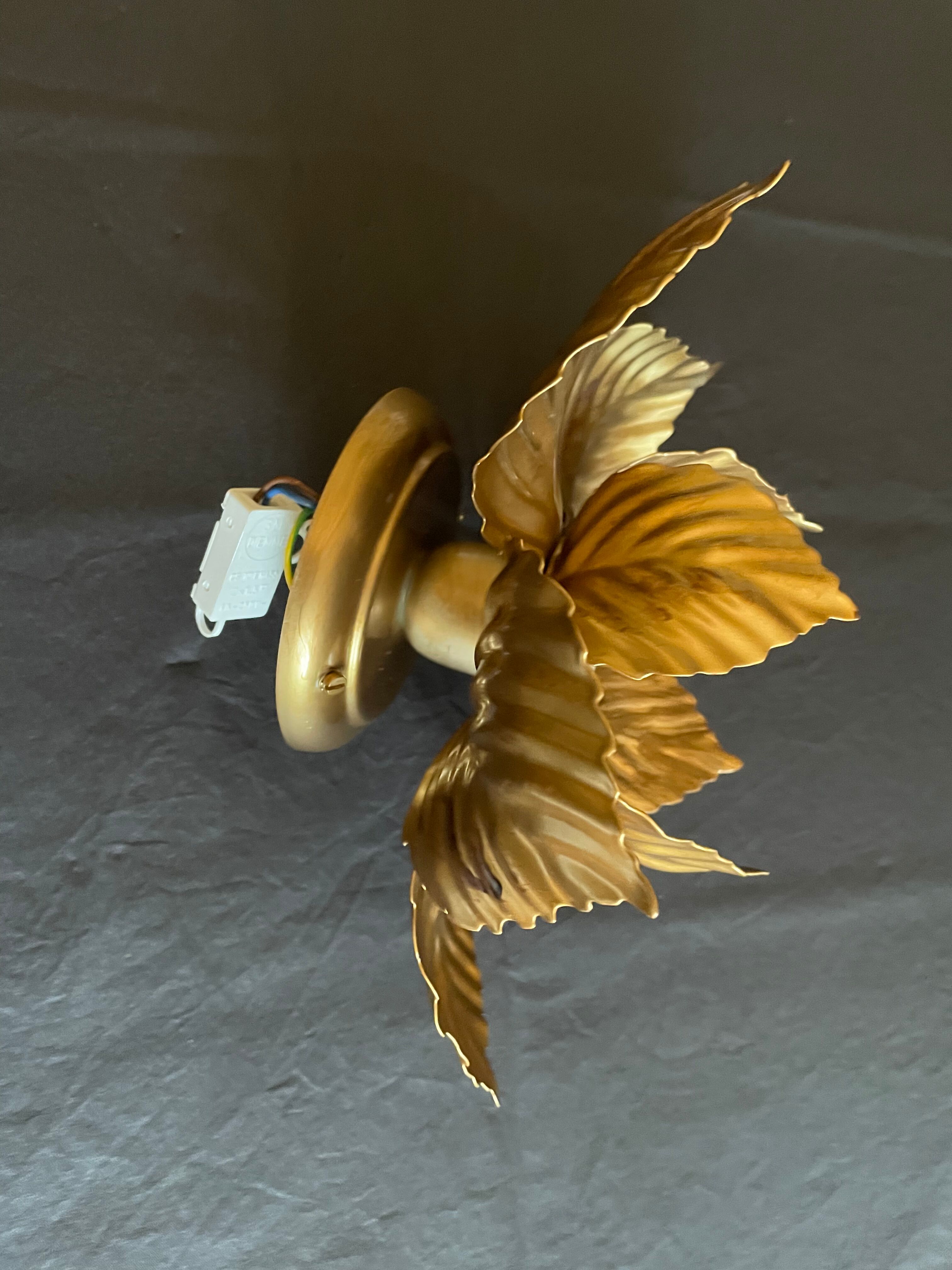 Wall lamp or ceiling lamp golden flower