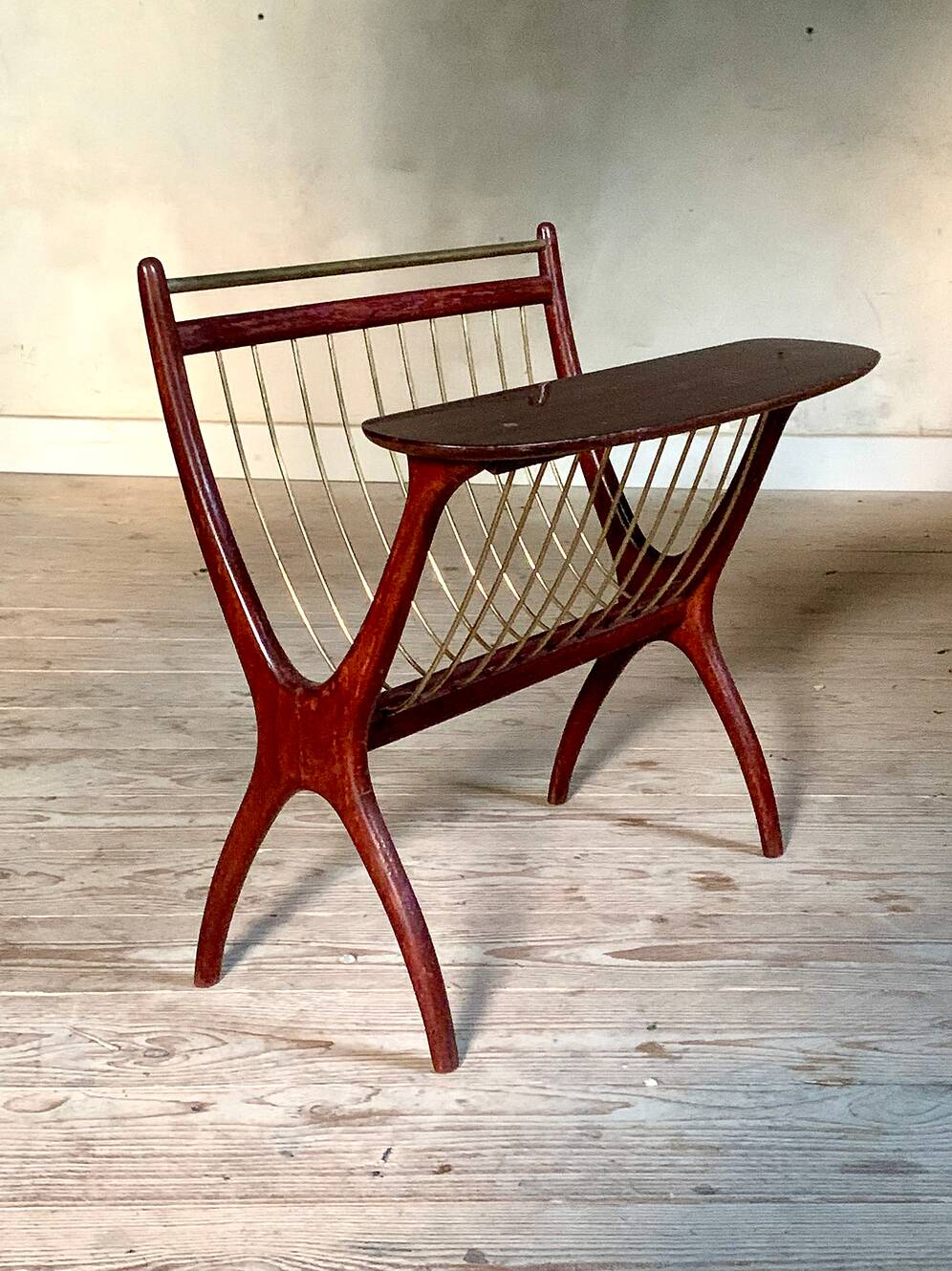 Italian vintage magazine rack/table stand
