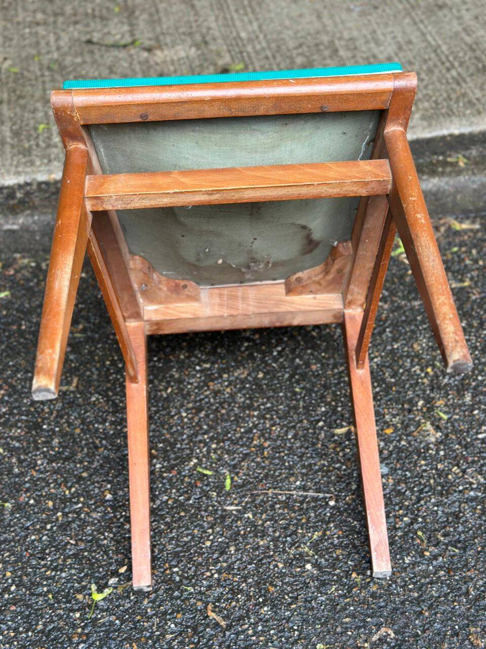 Scandinavian chair in solid oak and blue leather from the 1950s.