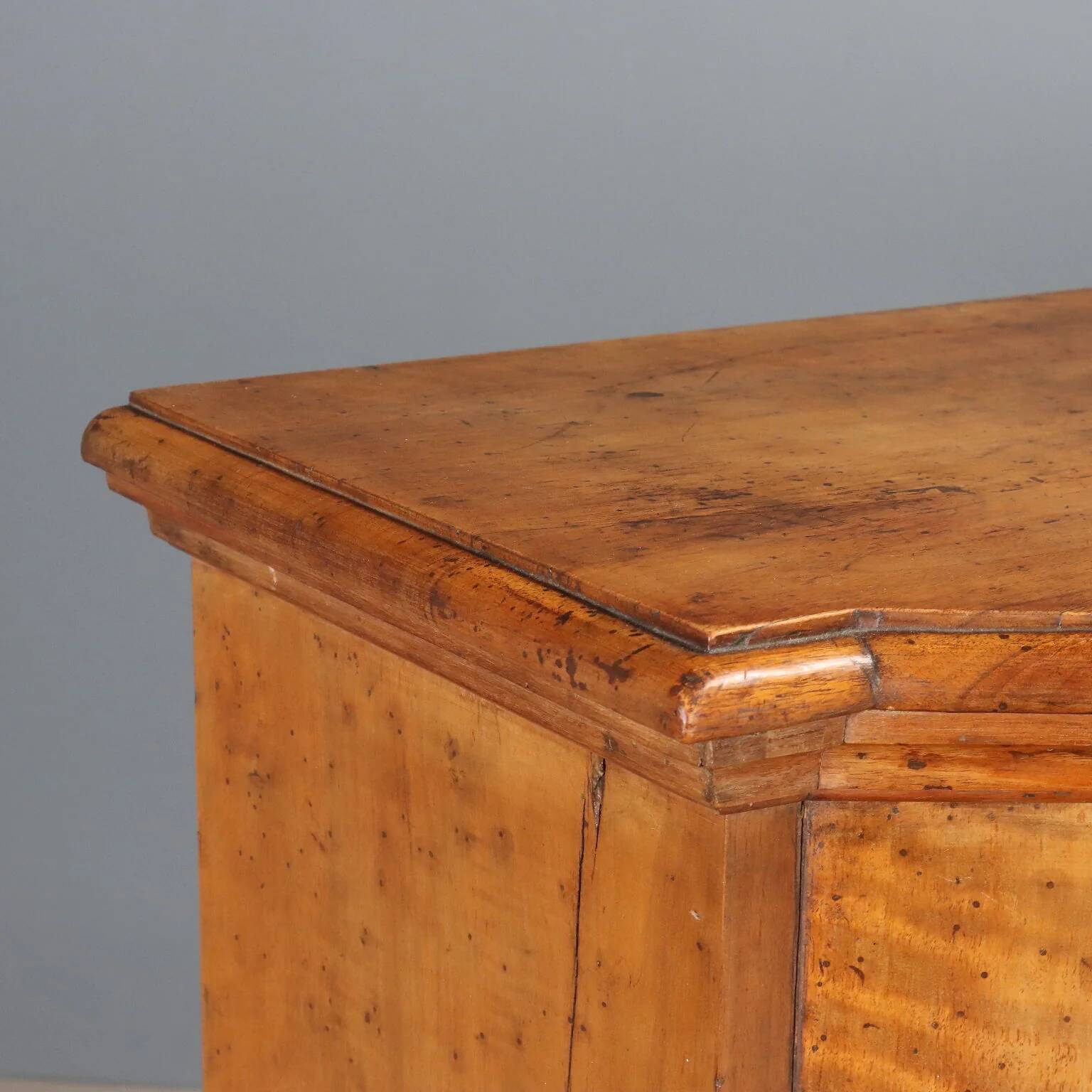 Ancient baroque buffet in walnut, Italy, 18th century