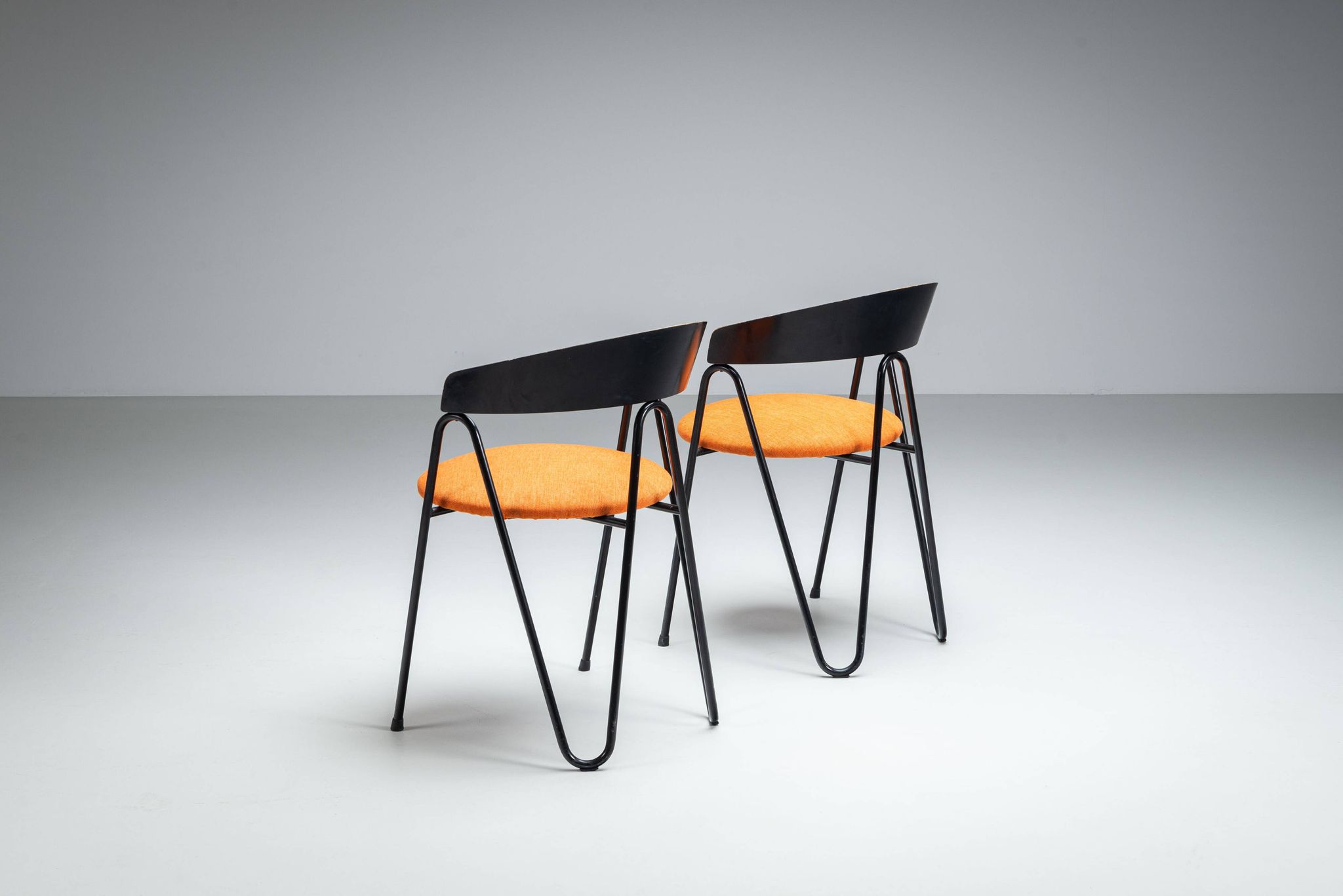 Une paire de chaises de style Memphis