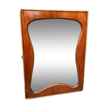 Miroir biseauté en forme organique des années 1940-50 dans un cadre en bois.