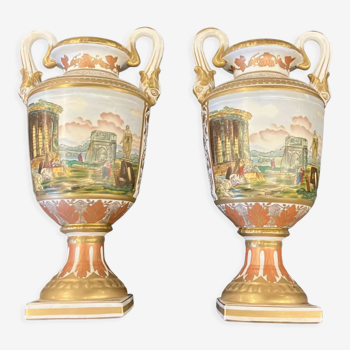 Paire de vases en porcelaine peinte scènes antiques