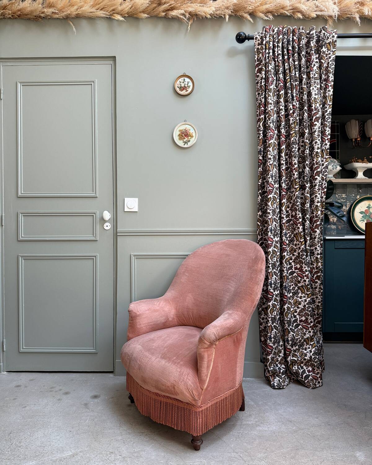 Pale pink velvet toad chair