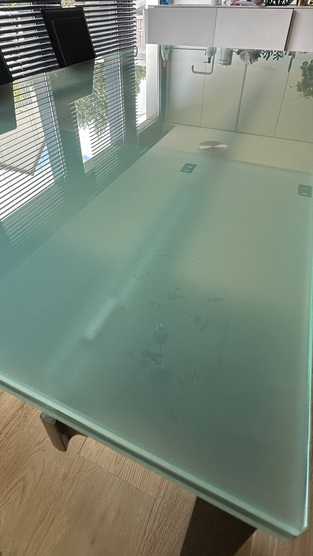 Table de repas extensible modèle Stilt par Decoma Design pour Desalto,