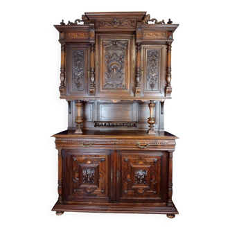 Joli buffet style renaissance en noyer massif entièrement sculpté