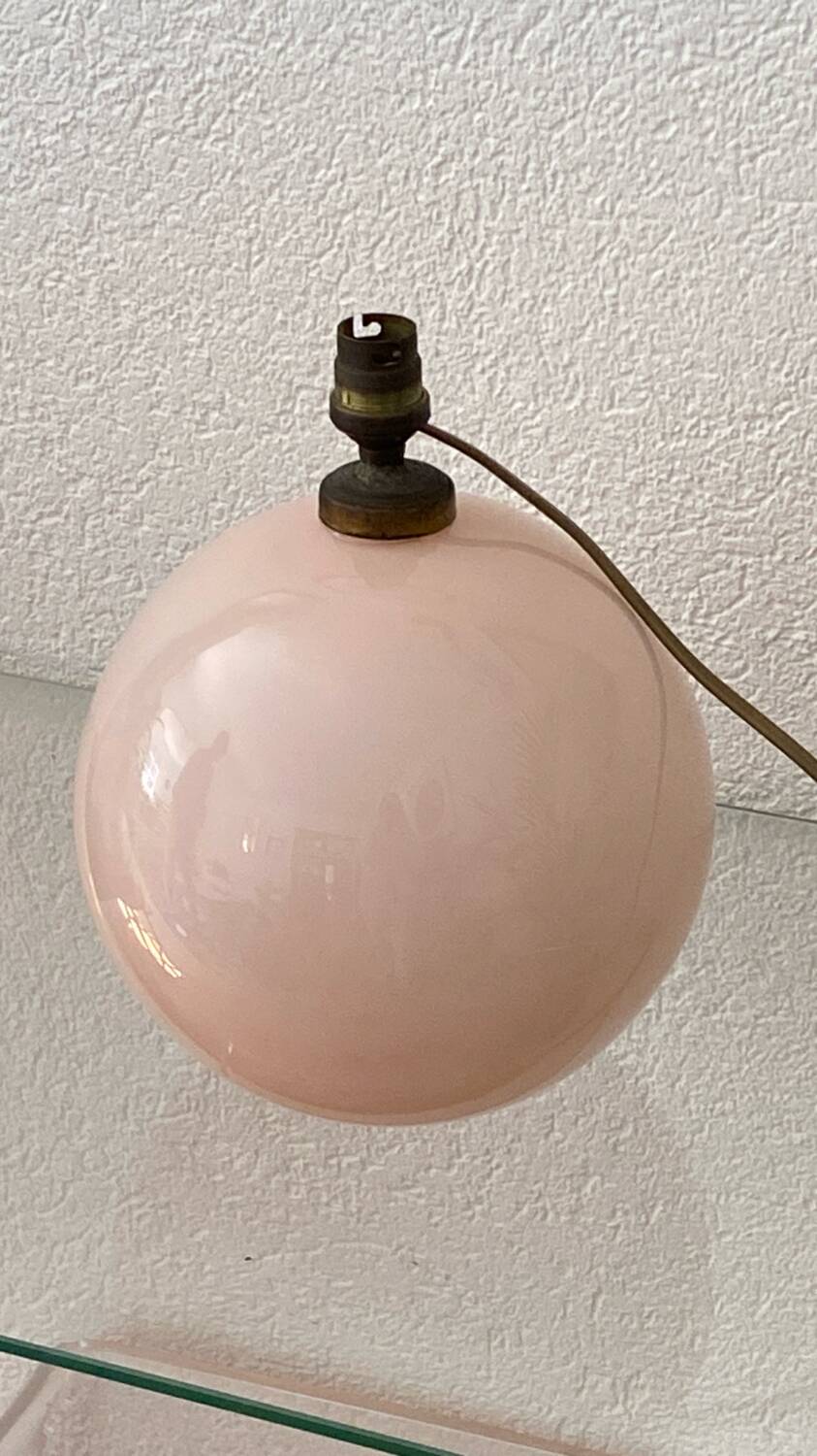 Lampe boule en verre opalin rose pâle