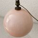 Lampe boule en verre opalin rose pâle