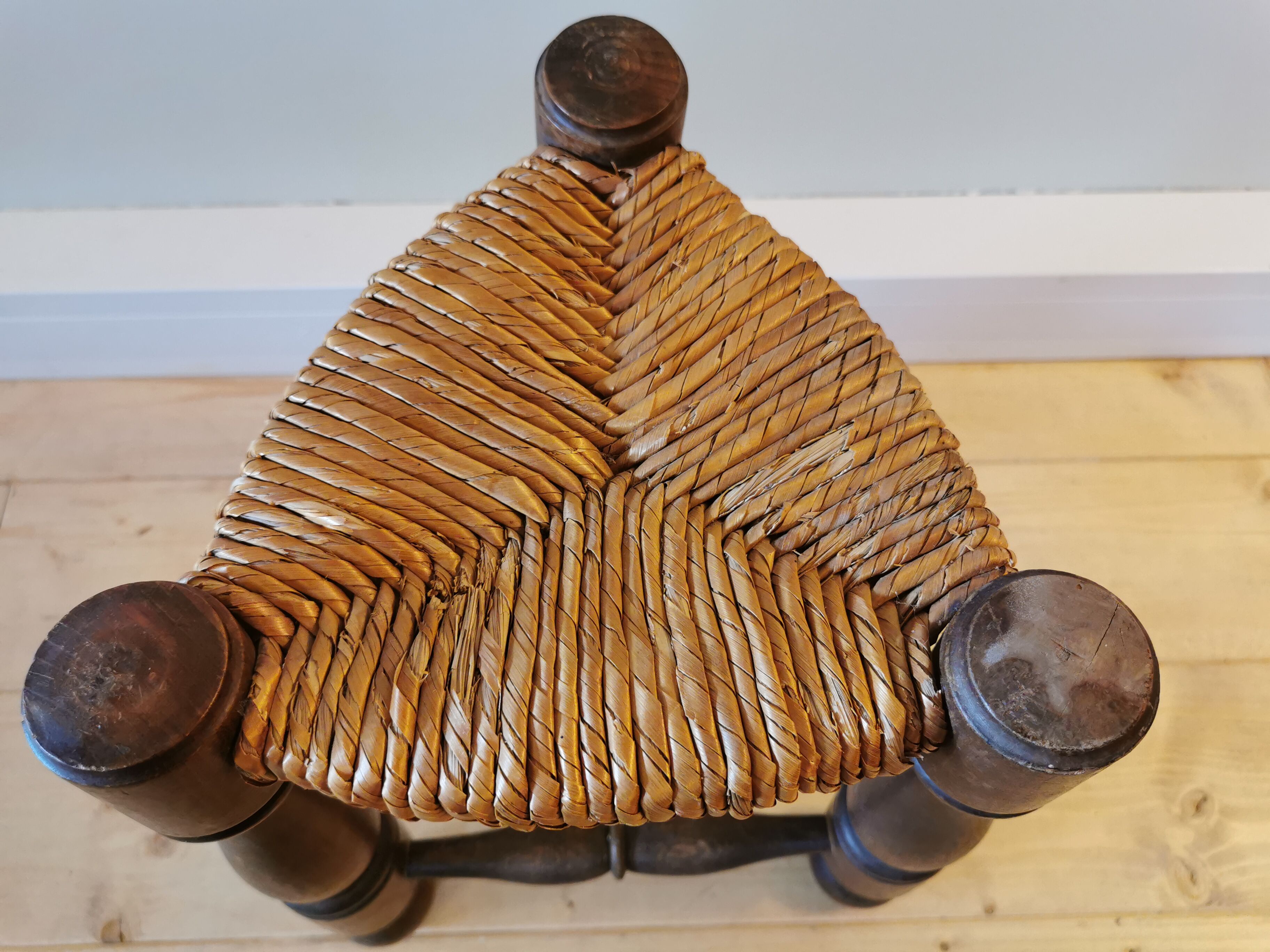 Tabouret tripode paillé des années 50