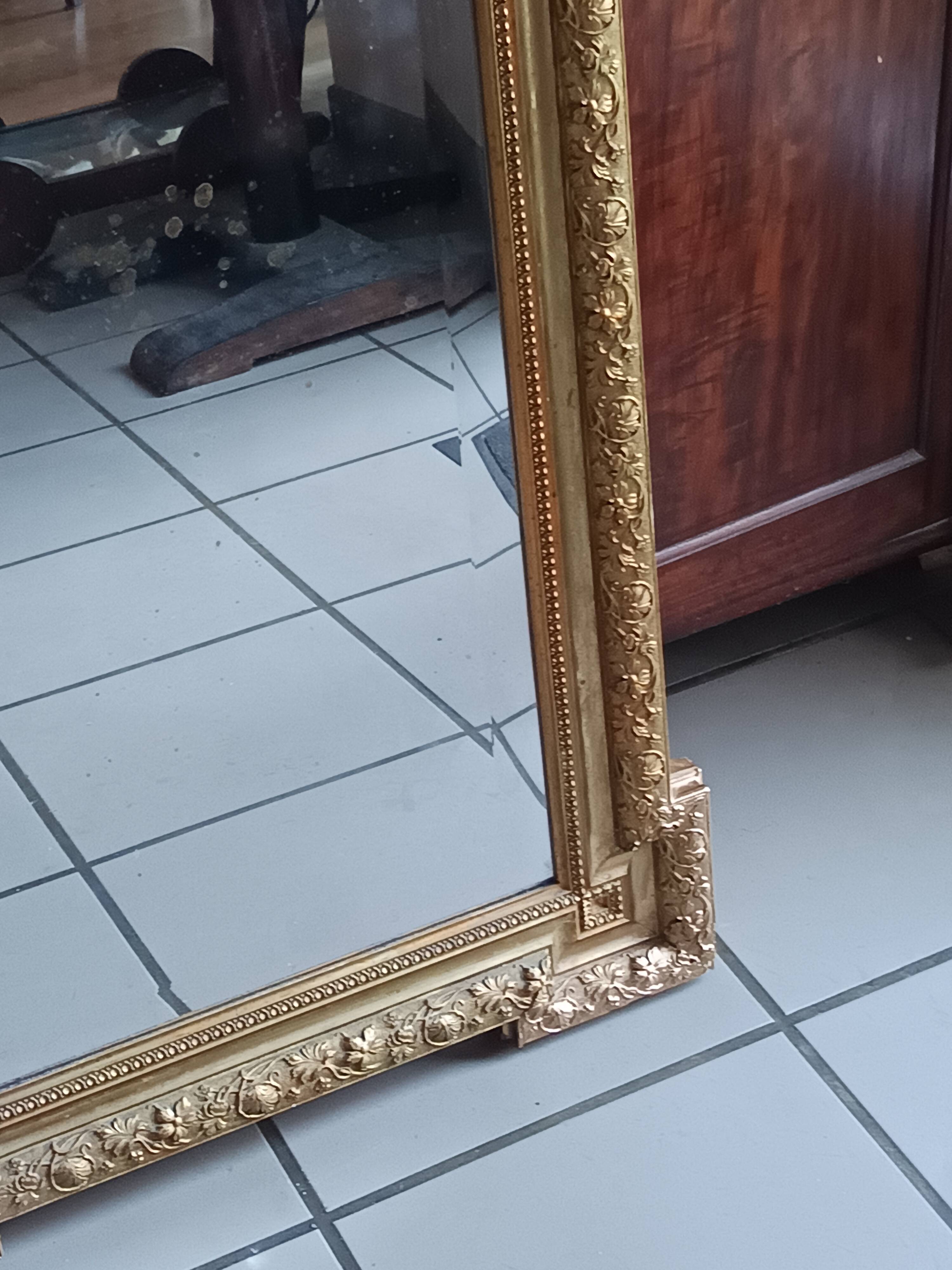 Antique mirror in wood and gilded stucco, neo Louis XVI style.