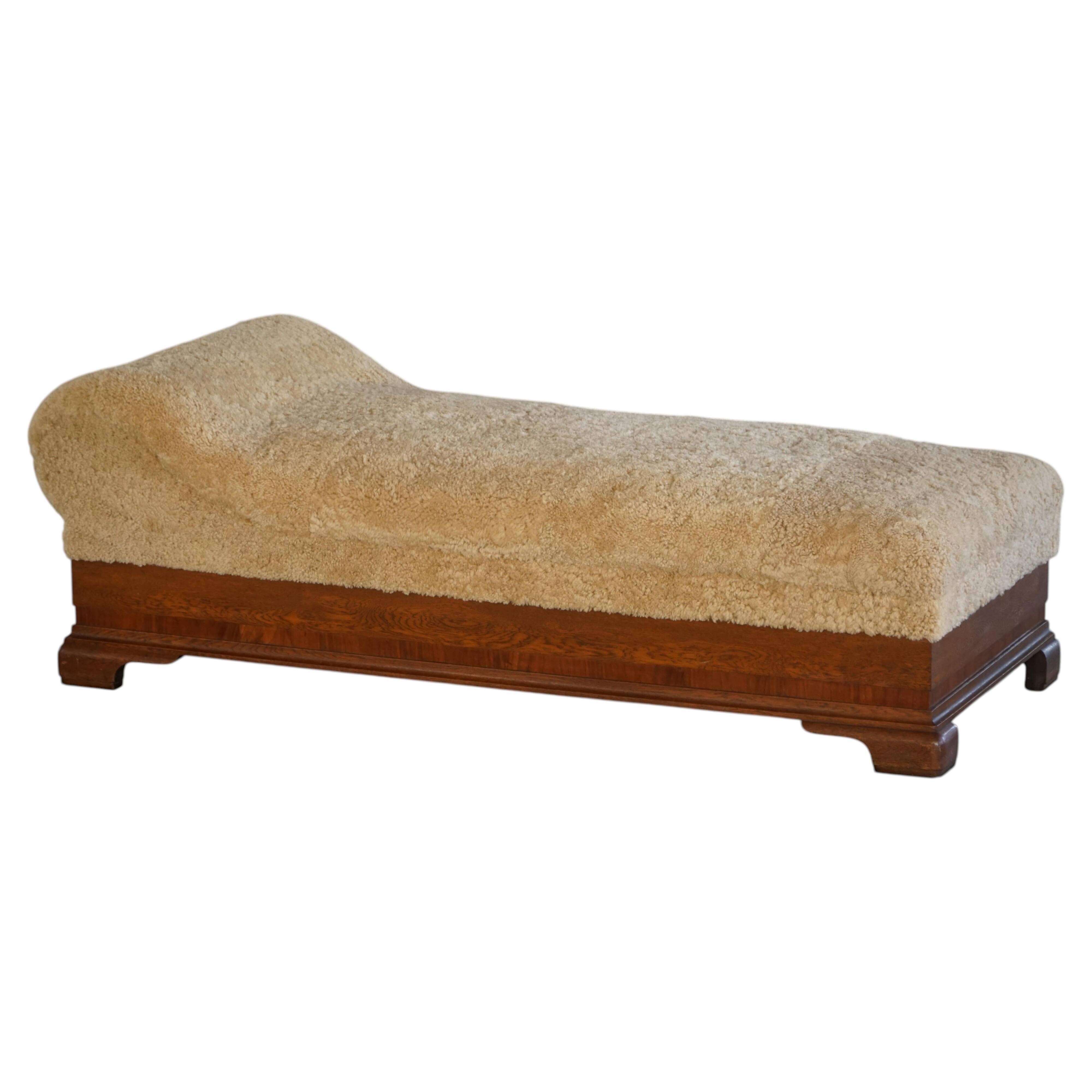 Art Deco, upholstered daybed in lambswool, Danish cabinetmaker, 1930s.