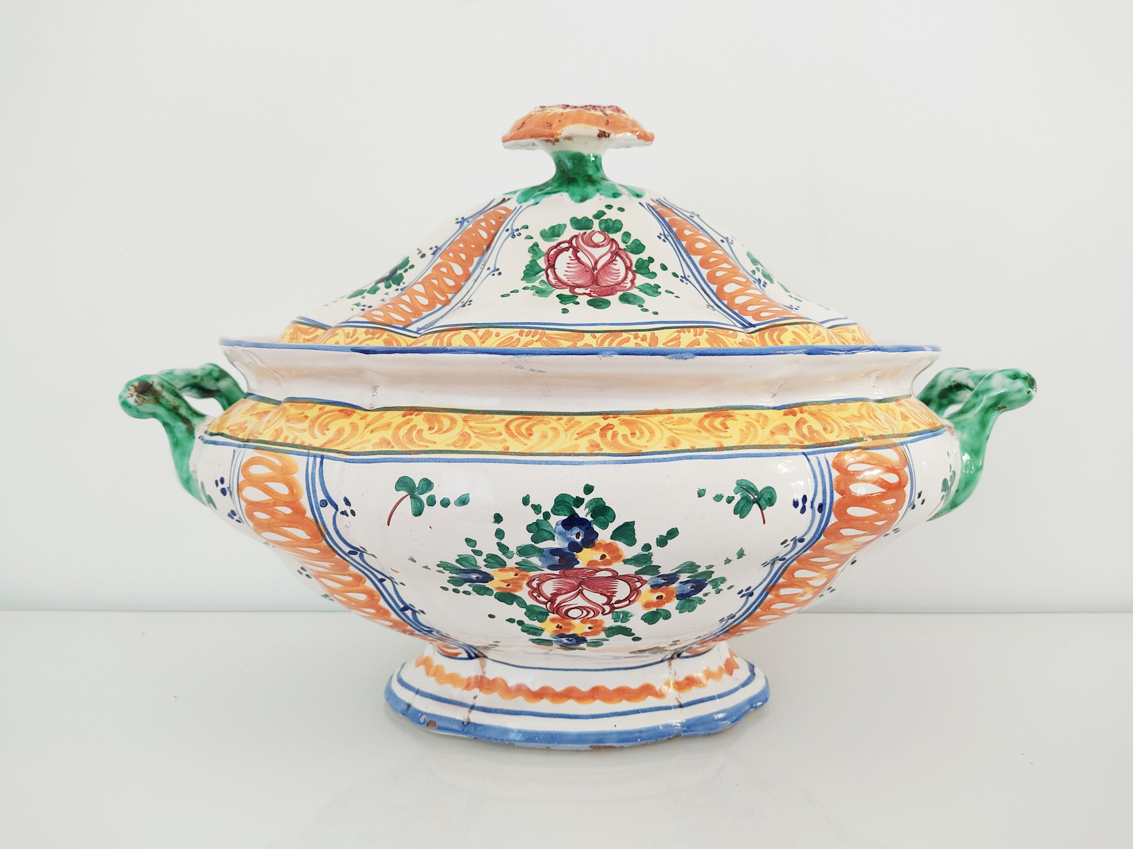 Soupière en faïence italienne au décor de fleurs