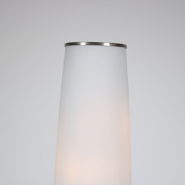 Lampadaire des années 2000 avec abat-jour en verre lait des Pays-Bas