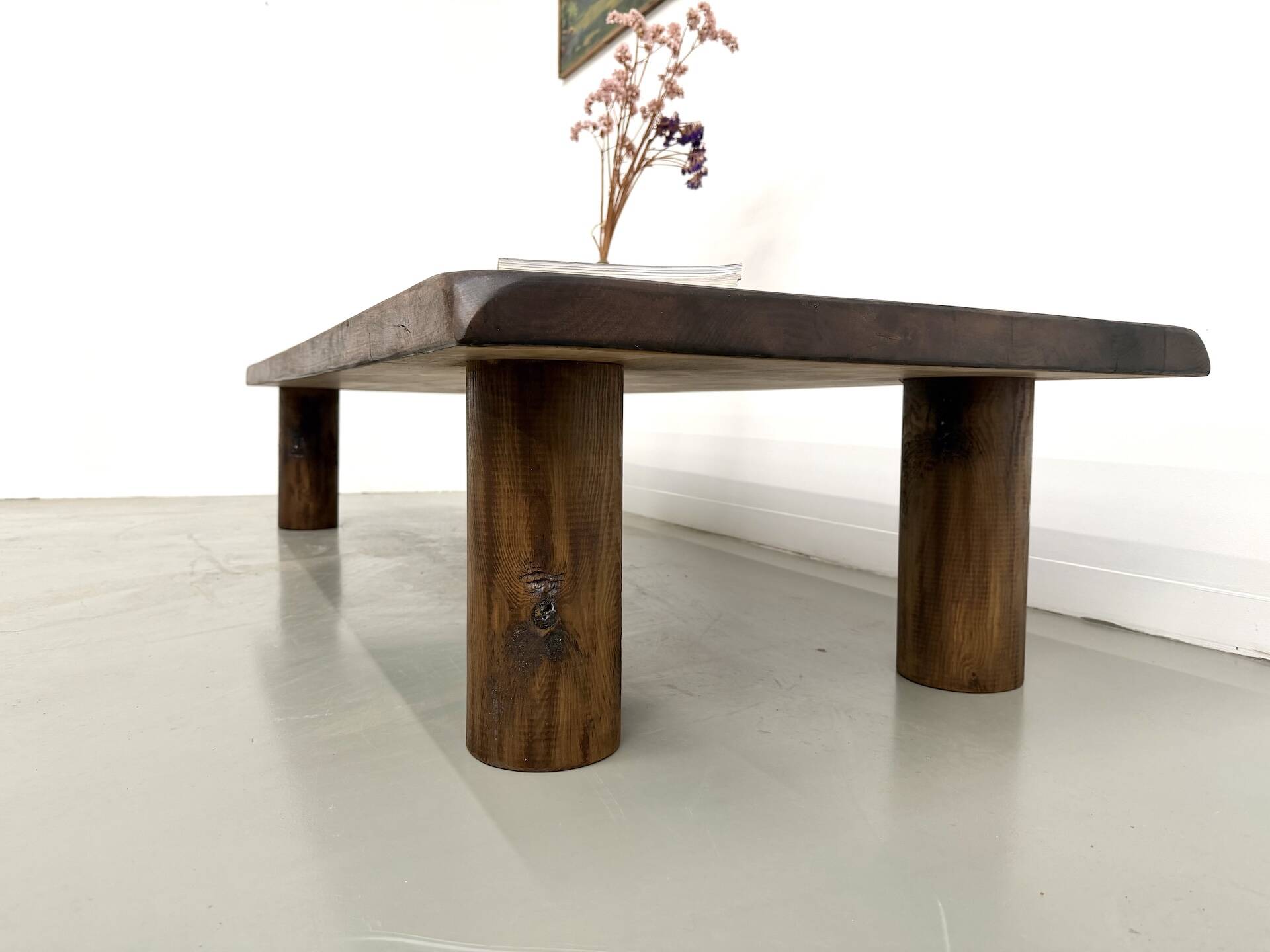 Modernist coffee table in solid elm, cylindrical pine base, 1970s.