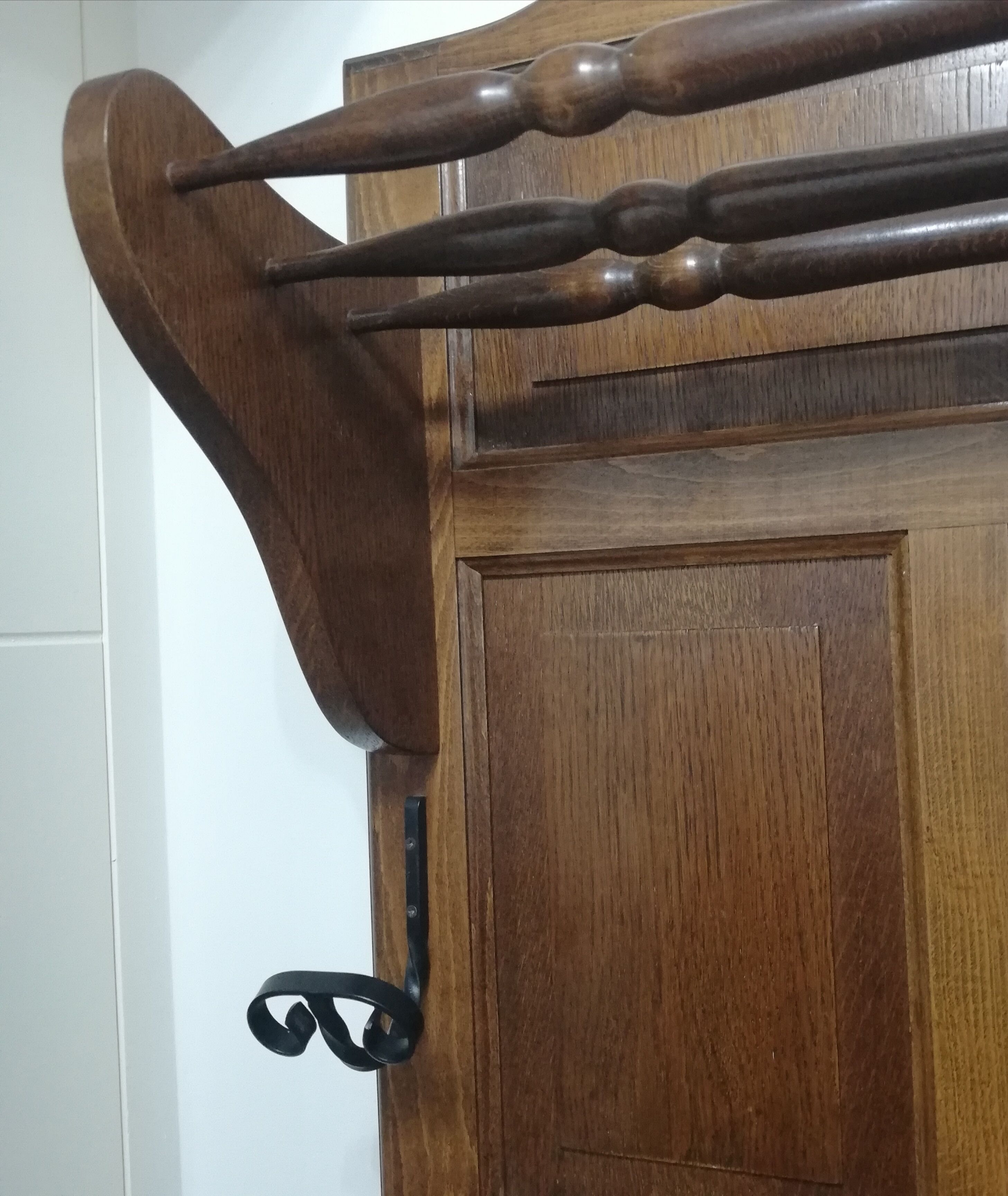 Cloakroom coat rack