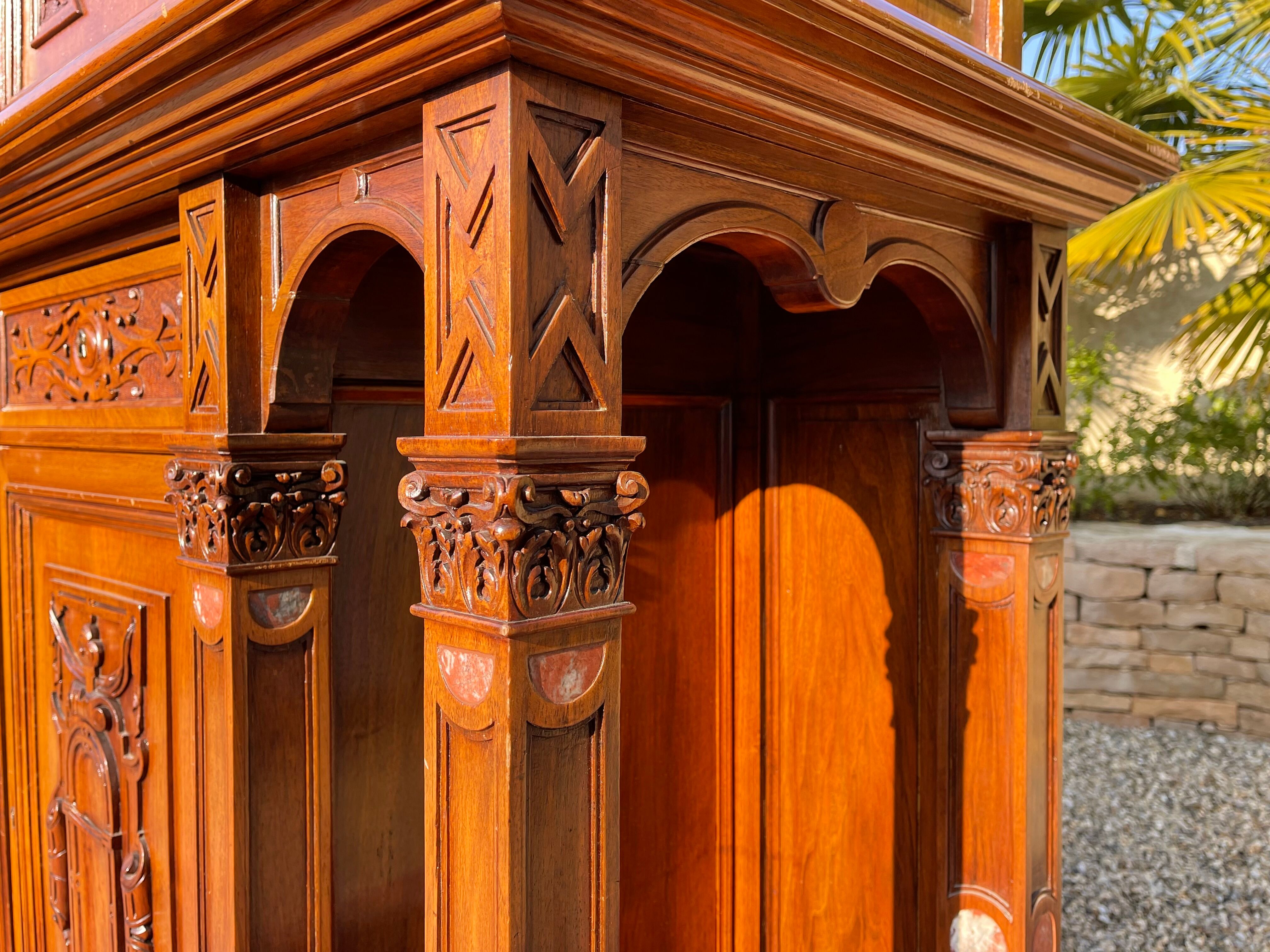 Cabinet en noyer avec incrustations de marbre style renaissance