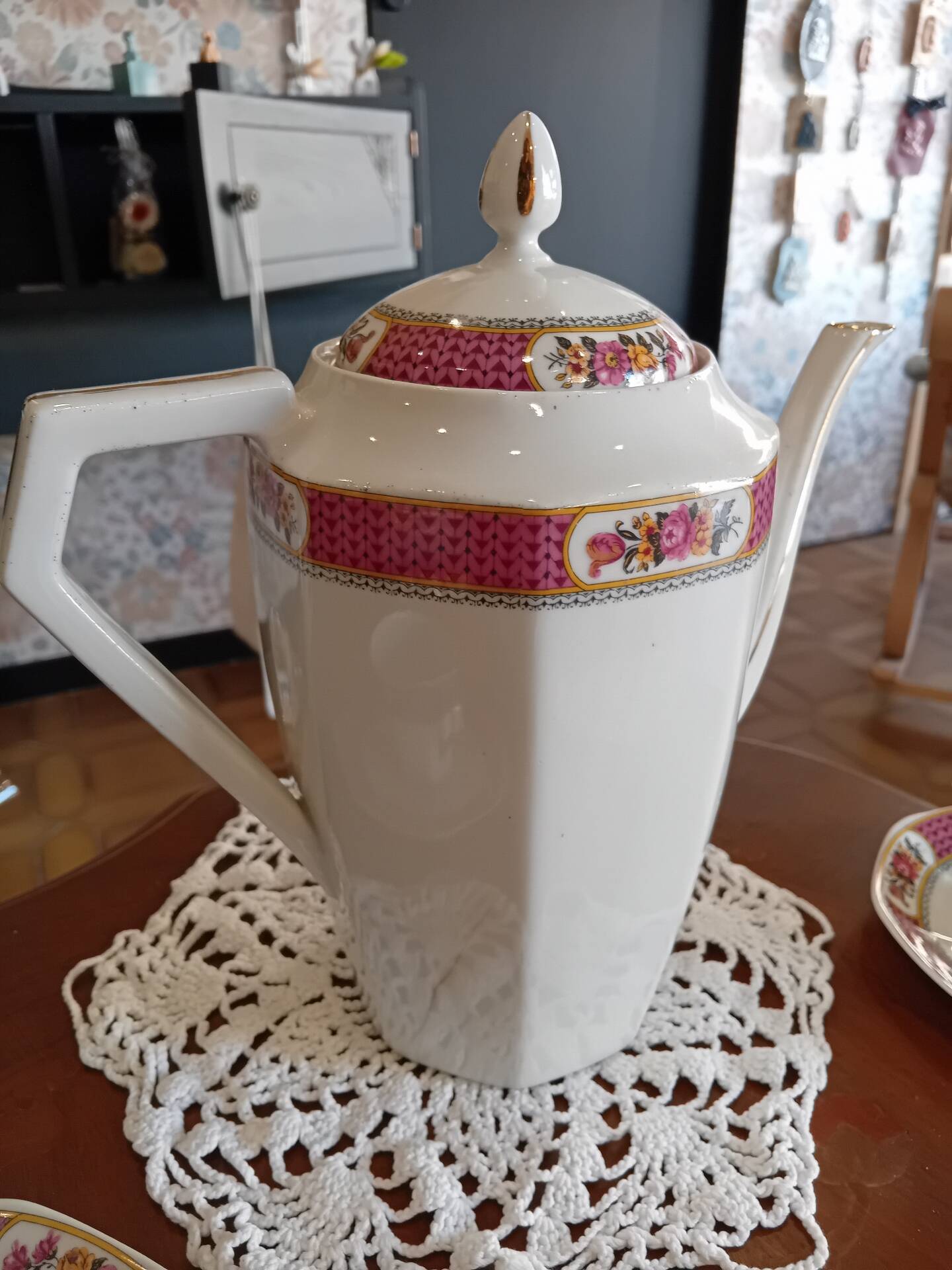 Coffee service set in Limoges porcelain.