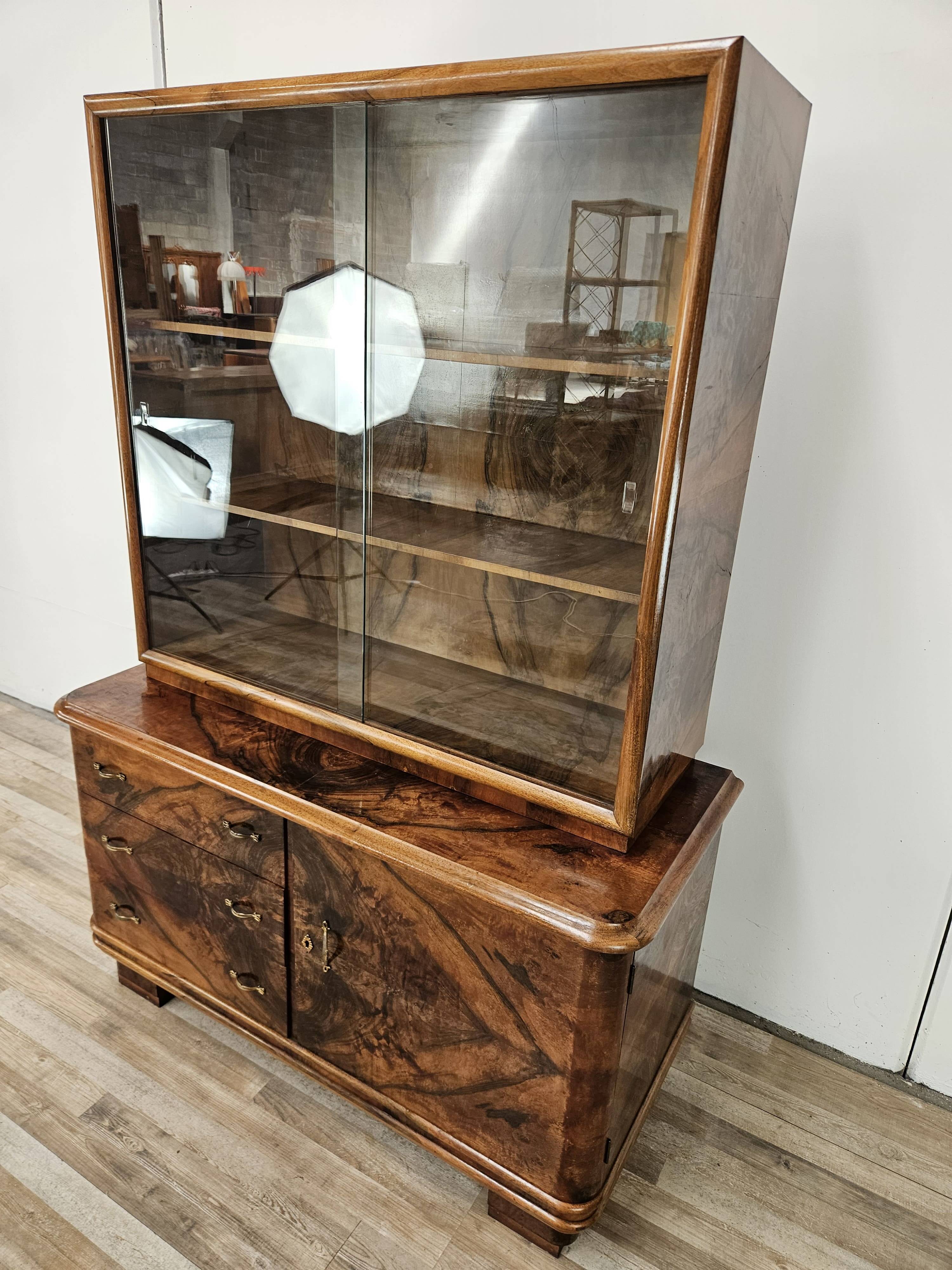 Art Decò display cabinet in walnut burl
