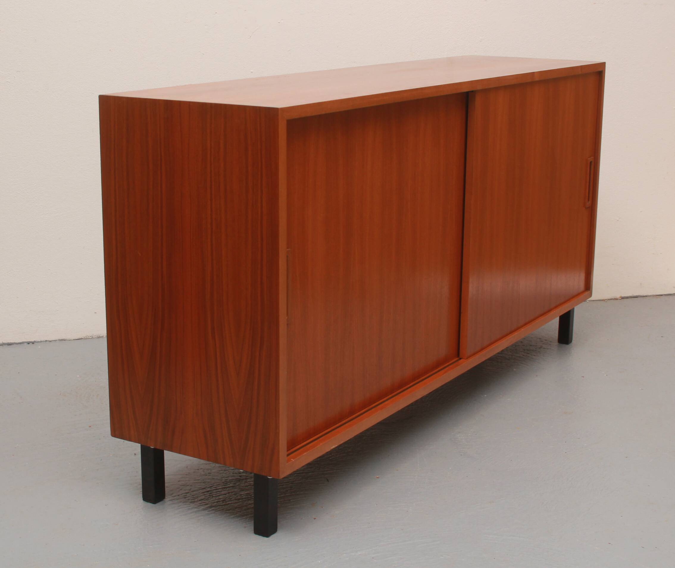Buffet années 1960 en noyer avec portes coulissantes, 120cm