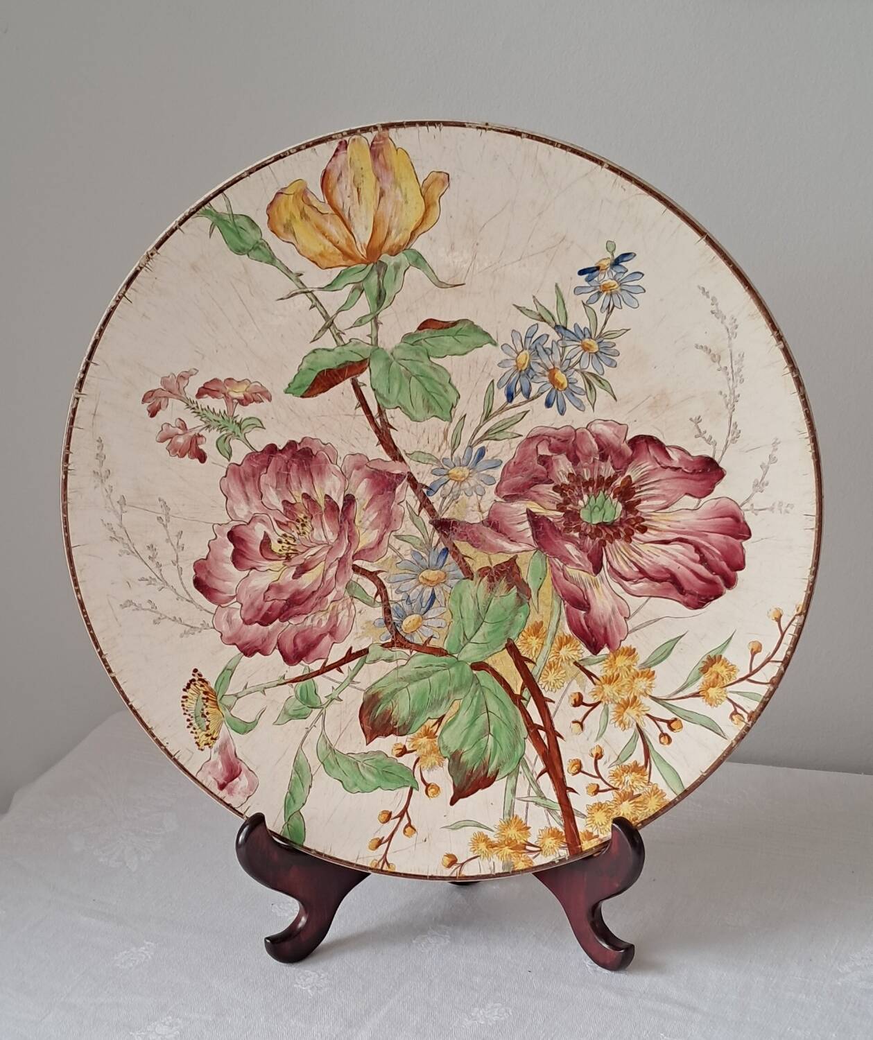 Plat Terre de fer Longchamp. Fin 19ème. Décor de fleurs