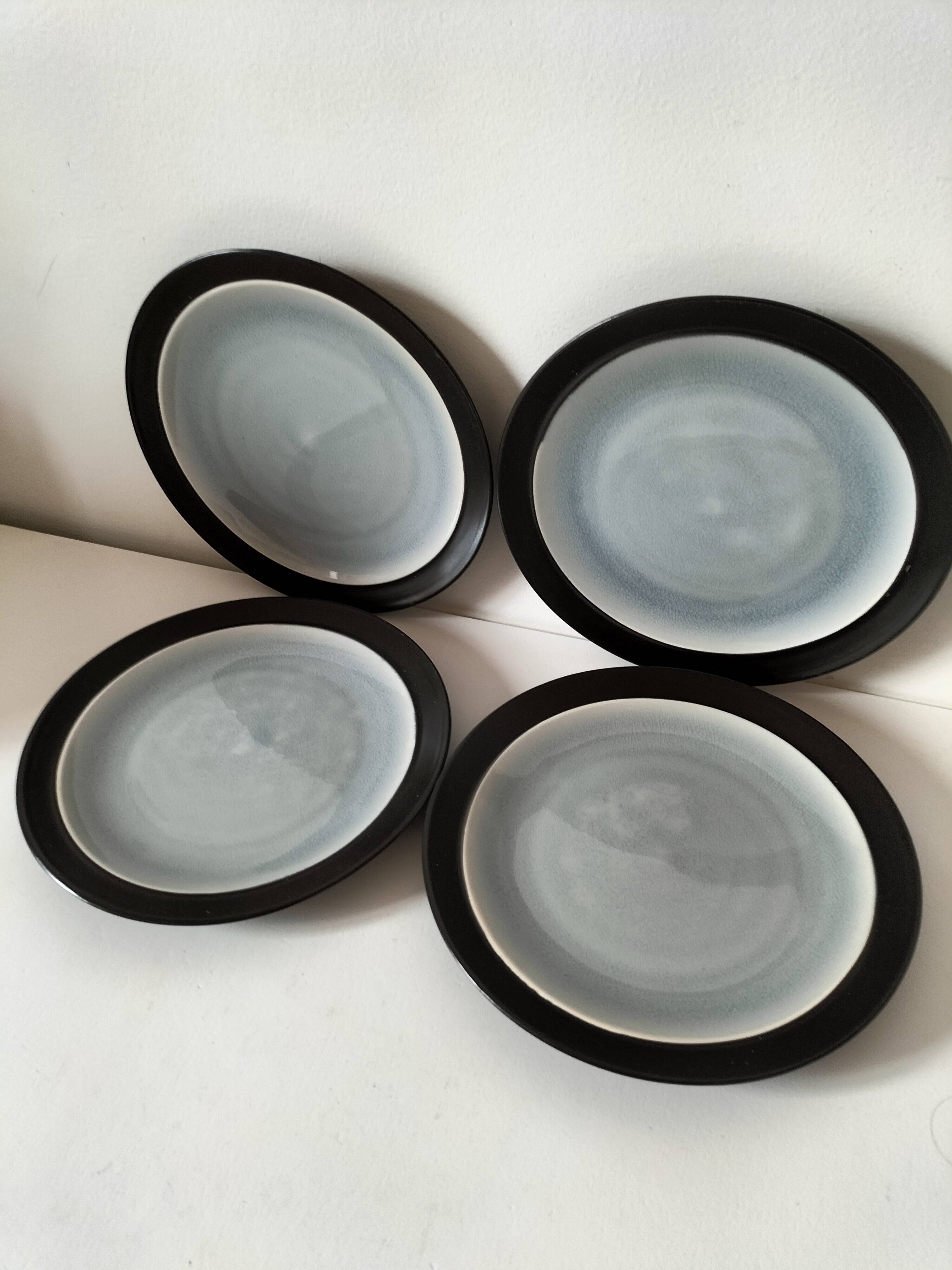 Set of 4 two-tone flat plates with a crackled effect.