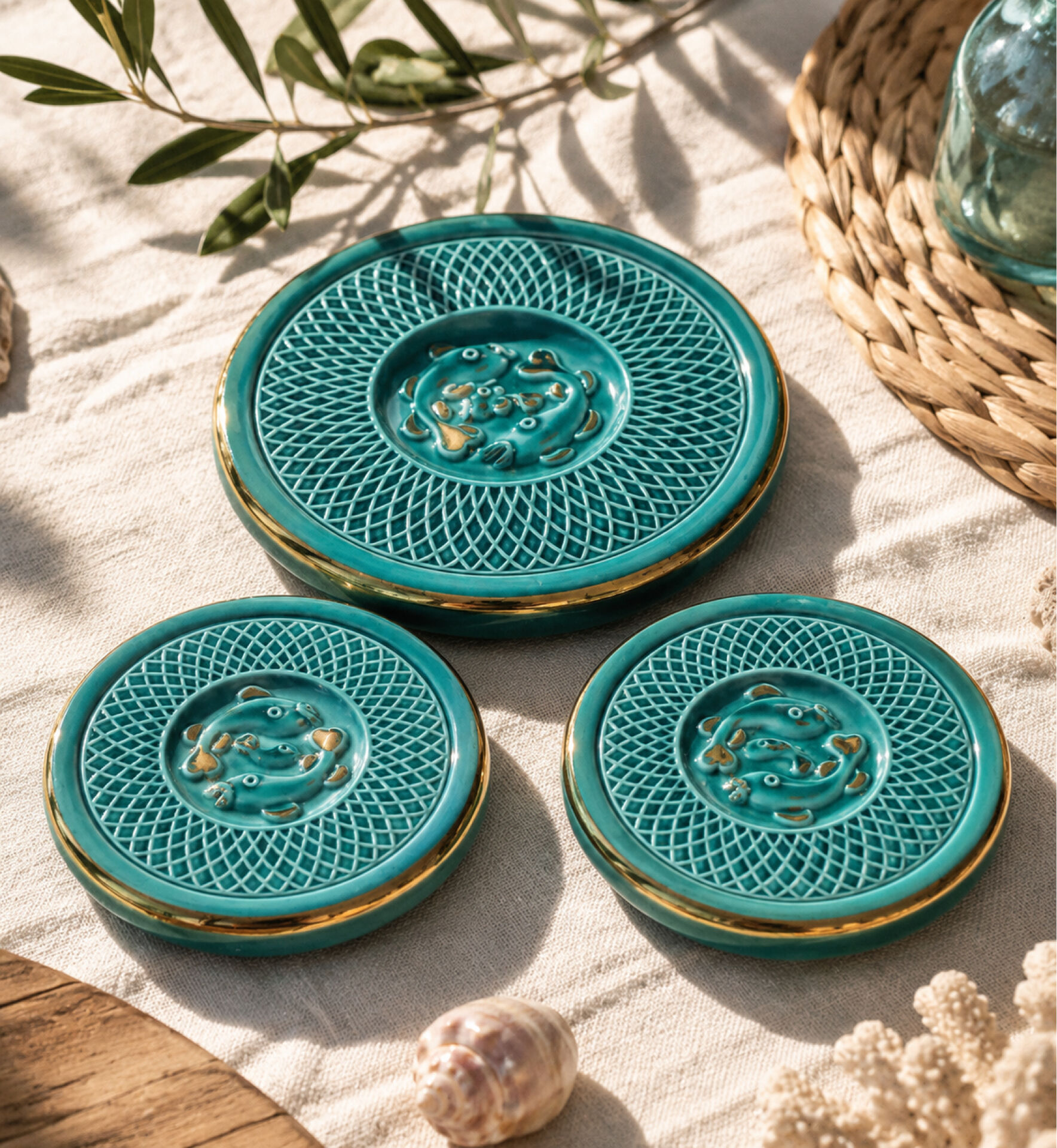 3 dessous-de-plat vintage en céramique turquoise à décor de poissons