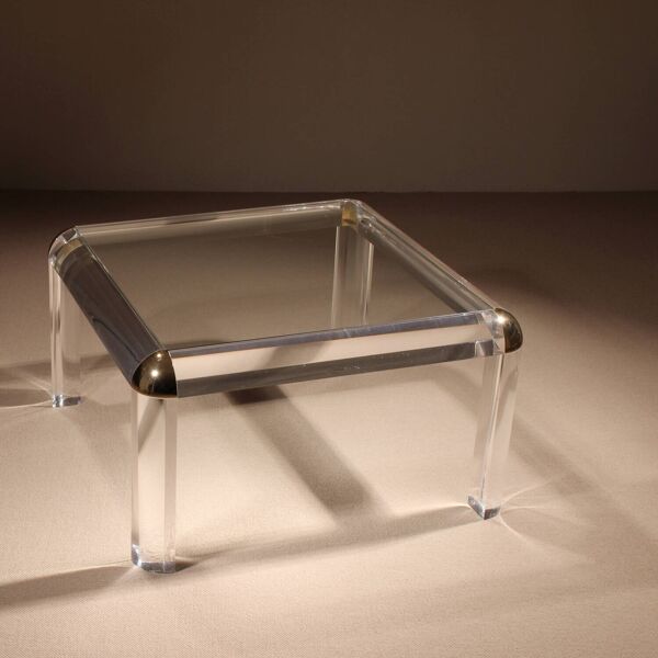 Table basse en Lucite et laiton, Europe années 1970
