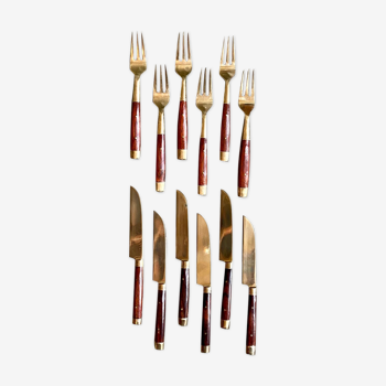 6 fourchettes et 6 couteaux en métal doré et bois foncé