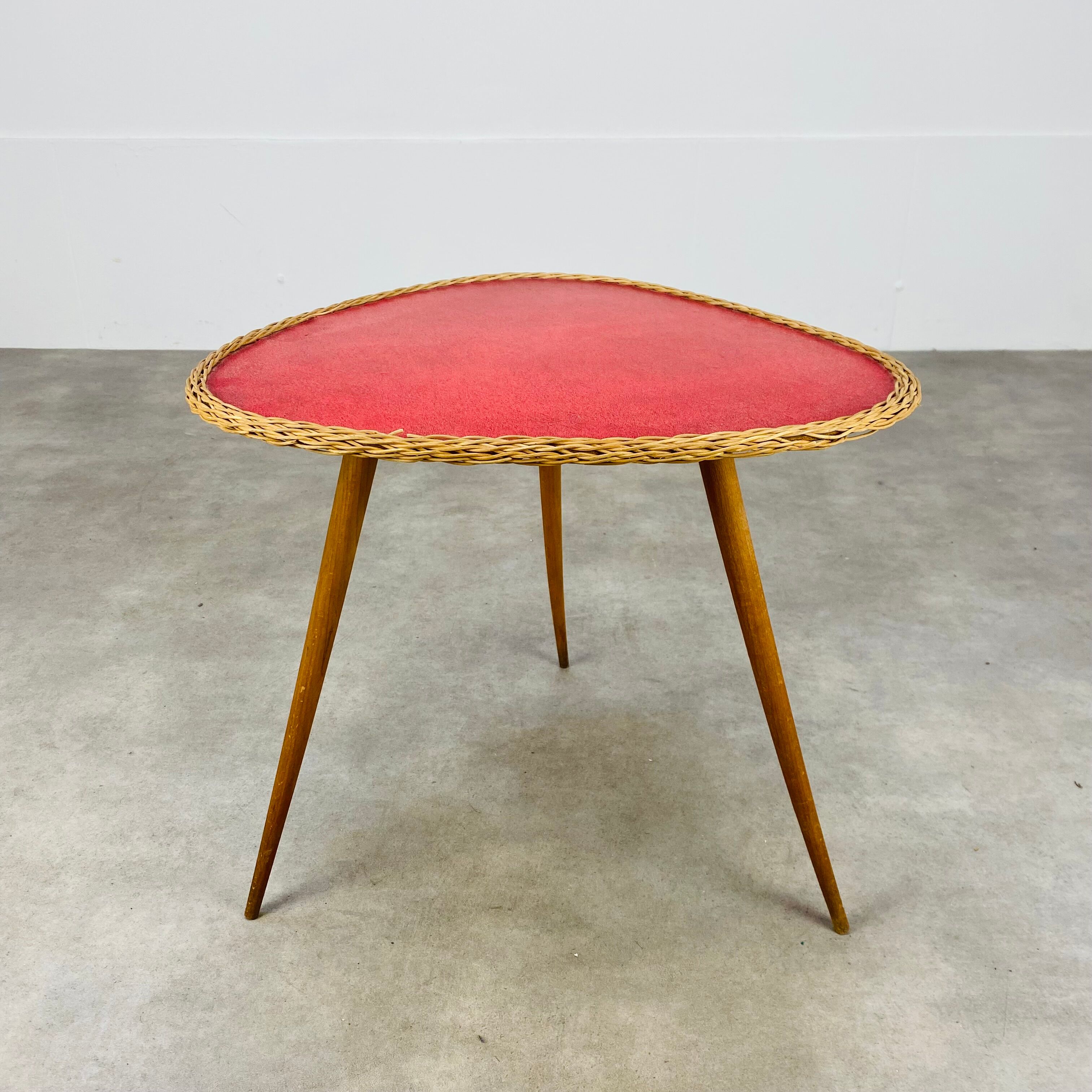 Table d'appoint tripode osier rouge années 50
