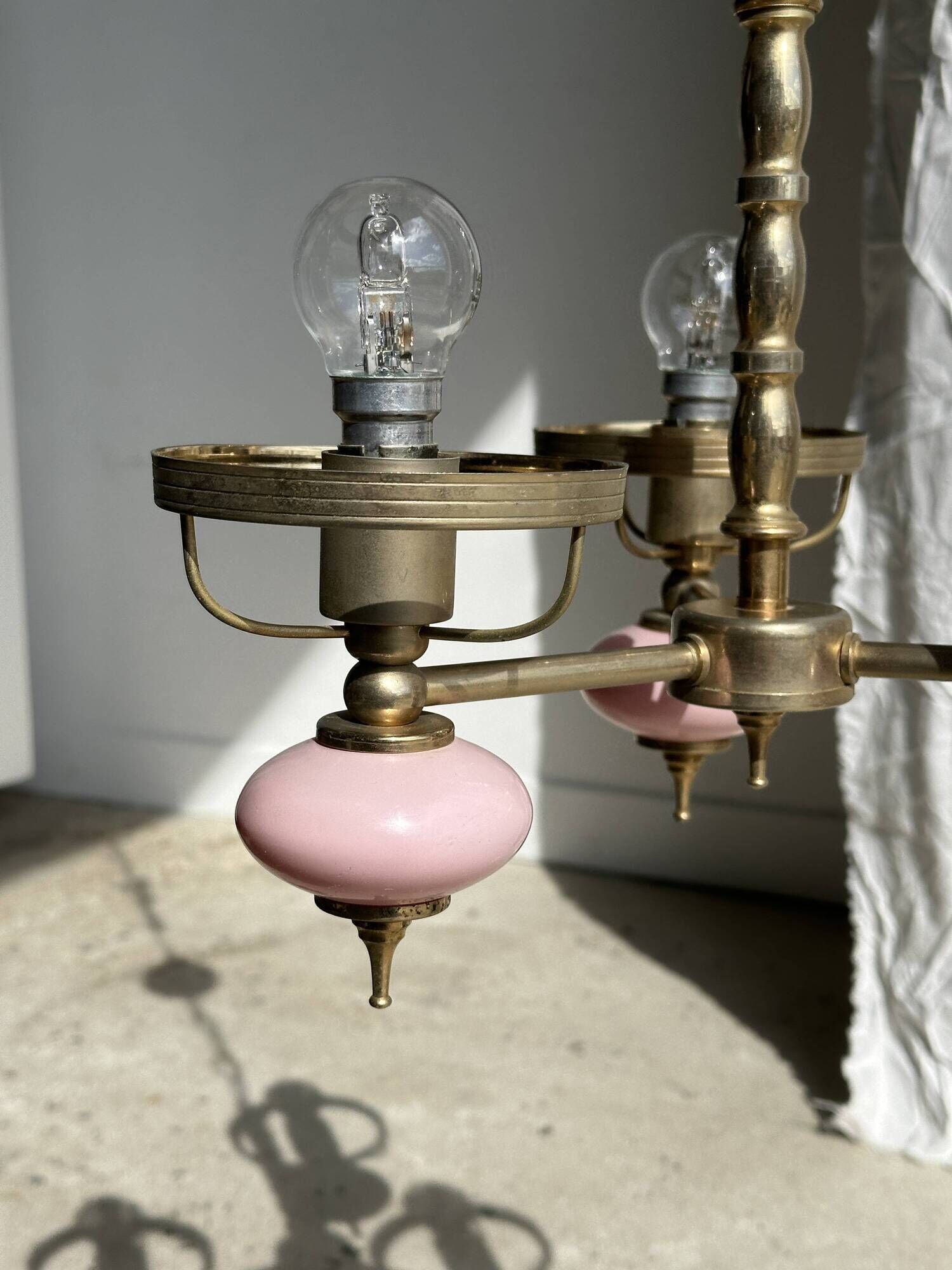 Petit lustre rose et doré à 3 bras de lumières