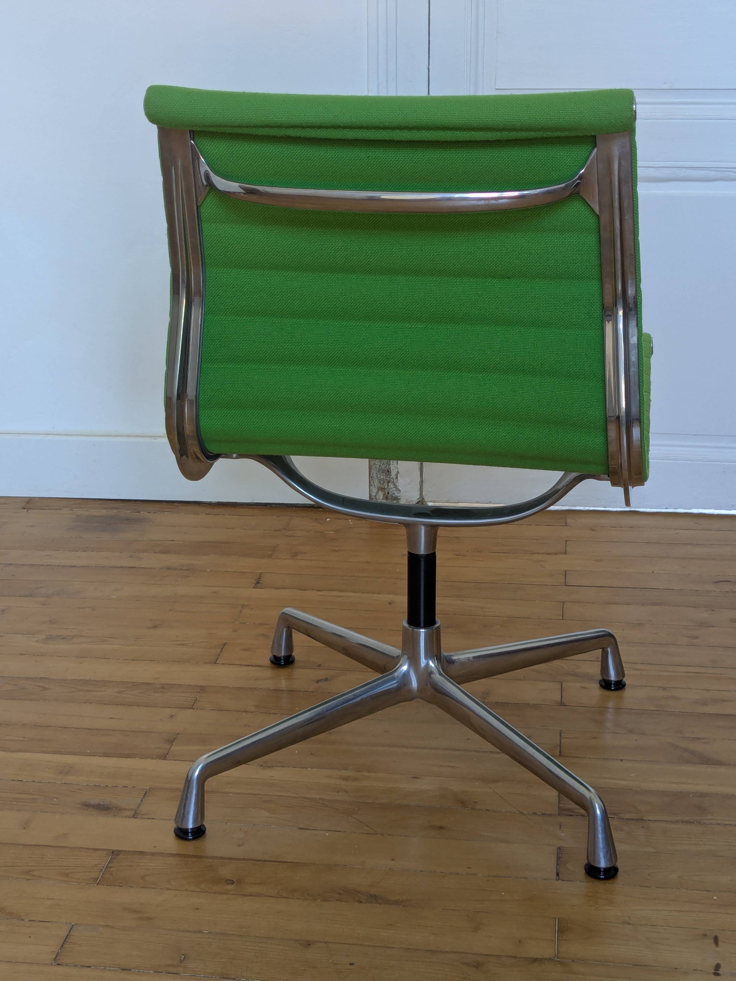 Charles Eames EA 107 swivel chair by Vitra - Green