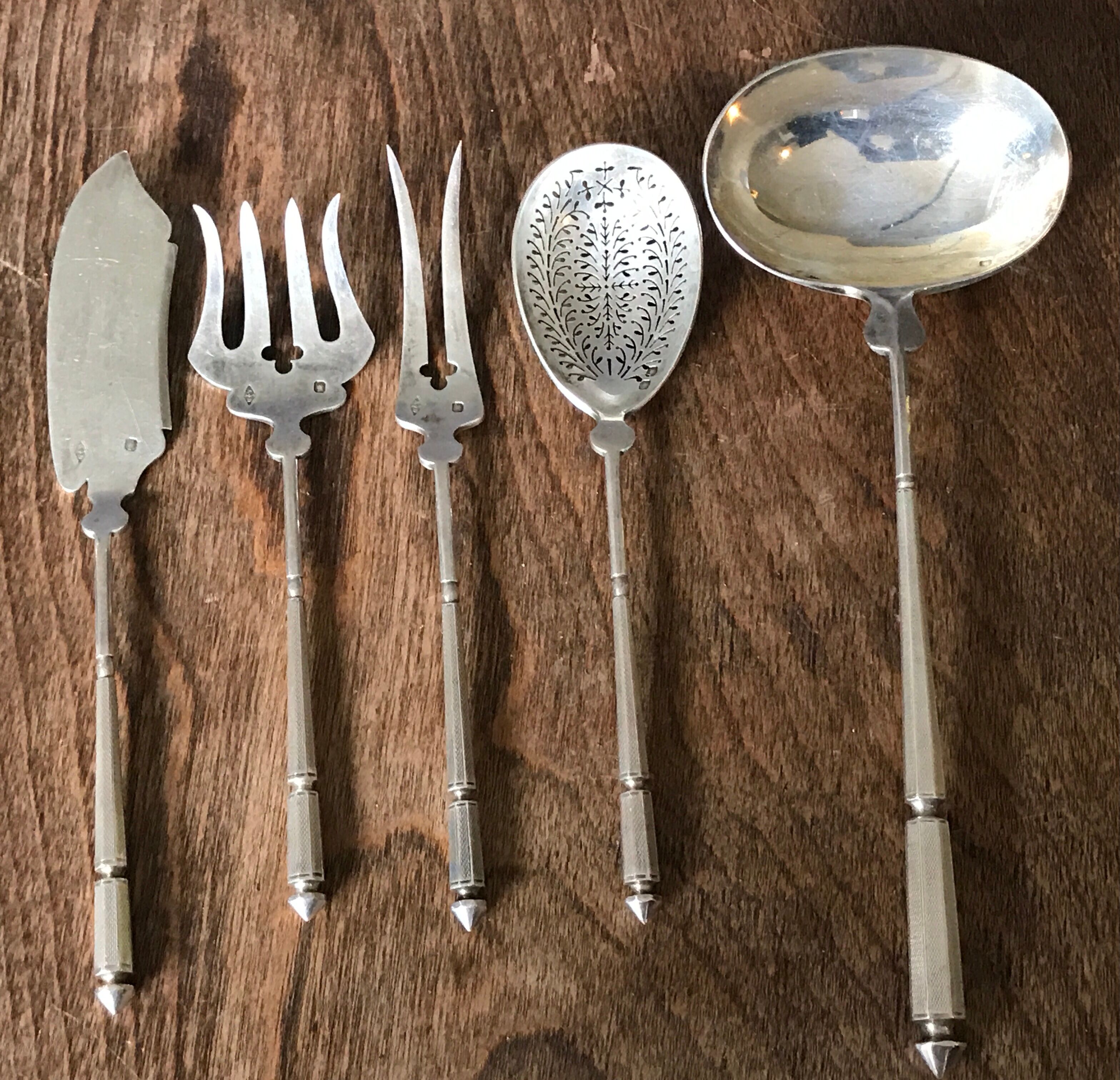 Service to mignardises in massive agent, 5 pieces. Debain hallmark, Alphonse "A goose D"