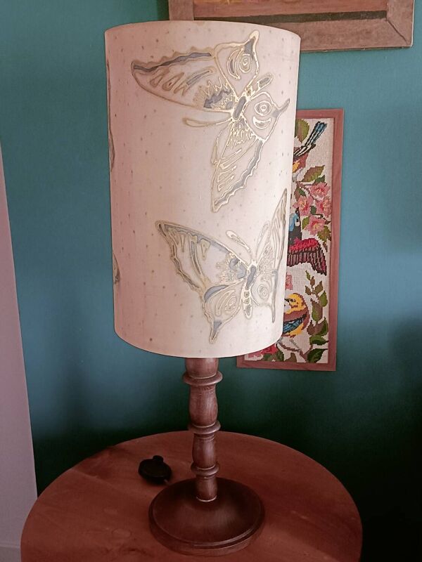 Lampe en bois tourné et abat-jour en soie