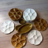 Ensemble assiettes vertes et blanches barbotine + 2 beurriers + 1 coupelle, signé GIEN