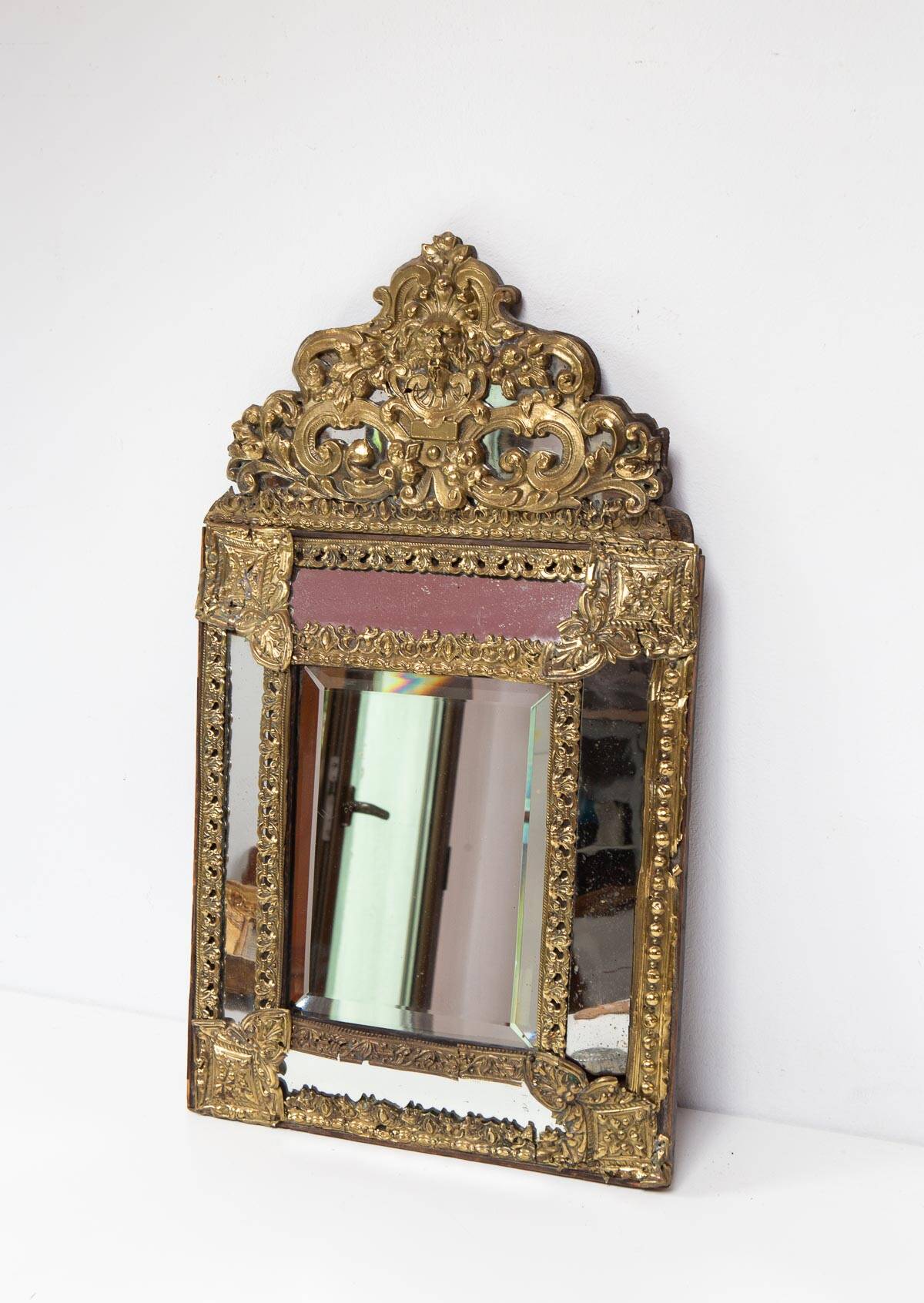 Antique French mirror in repoussé brass with a 19th-century pediment (60*34 cm)