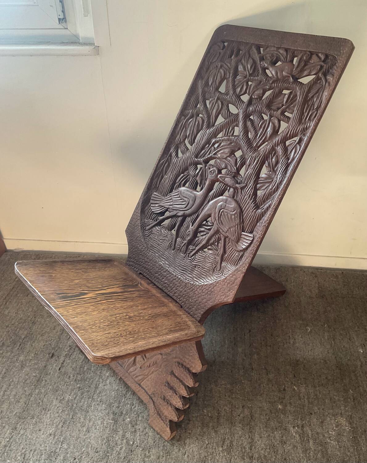 Chaise vintage à palabre en bois sculpté