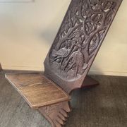 Chaise vintage à palabre en bois sculpté