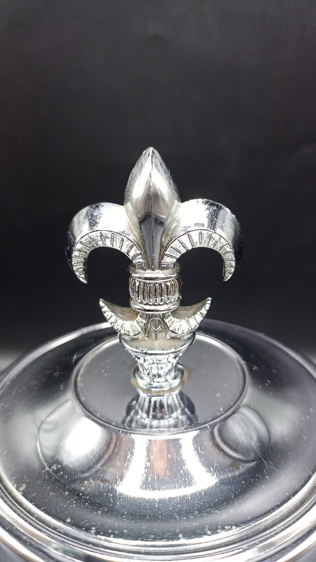 Vintage cigarette dispenser - fleur de lys