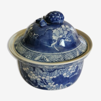 Ancient white blue Chinese ceramic pot