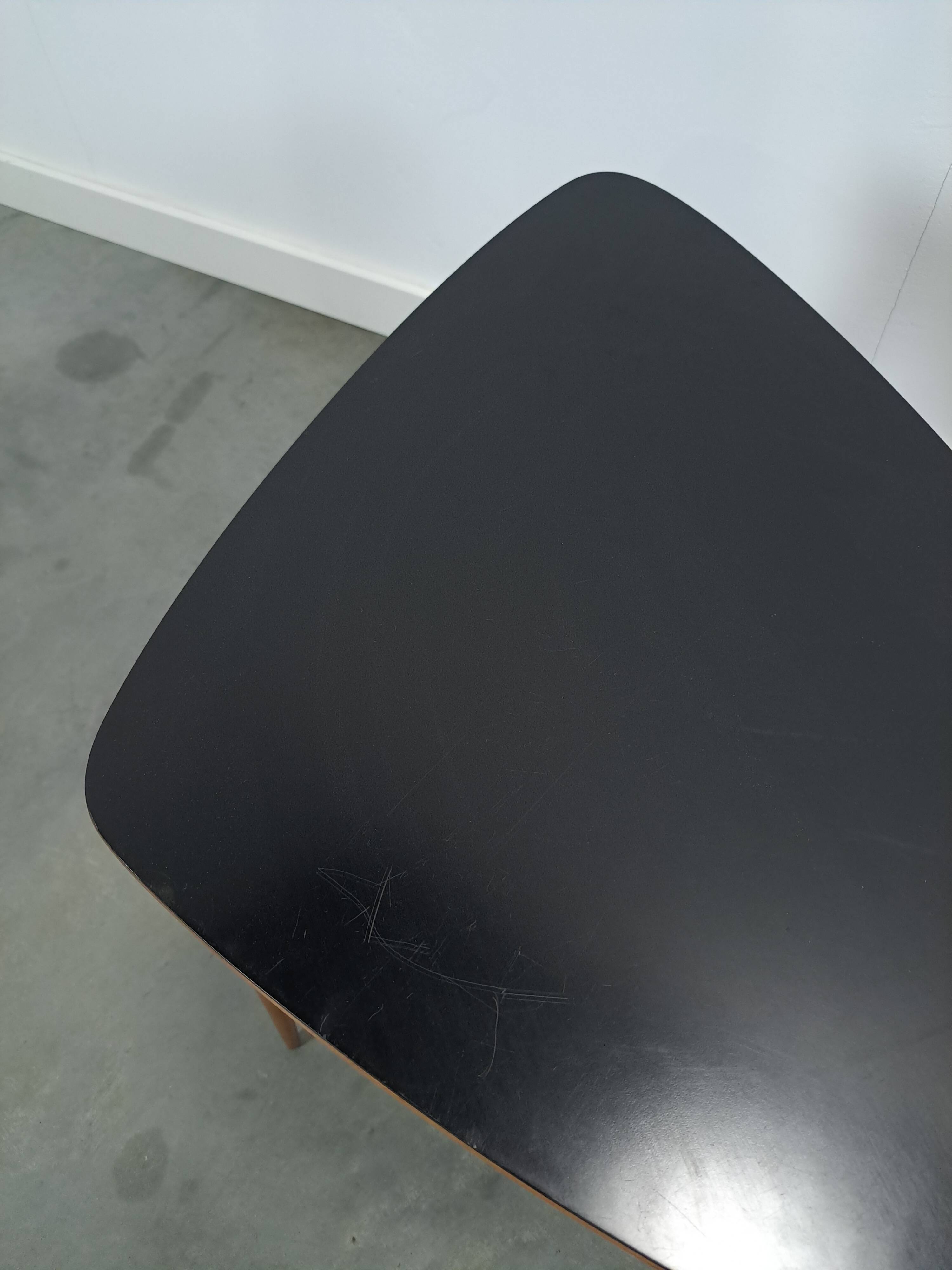 Set zwart wit tafel met houten poten Kaiser Köln