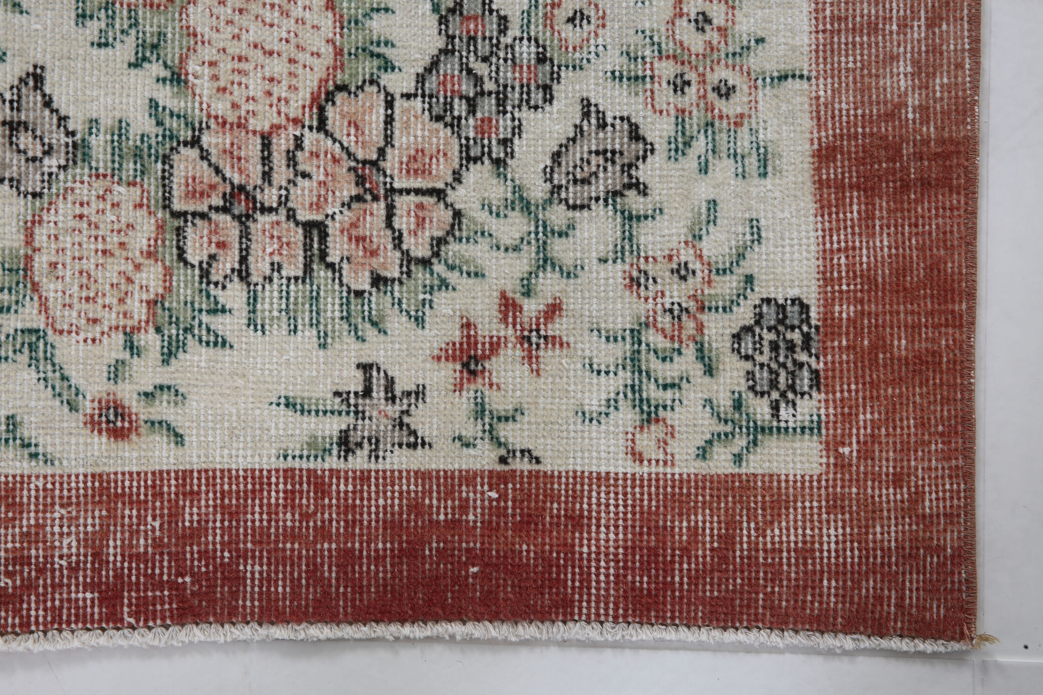 Coral red farmhouse floral rug 206x112cm