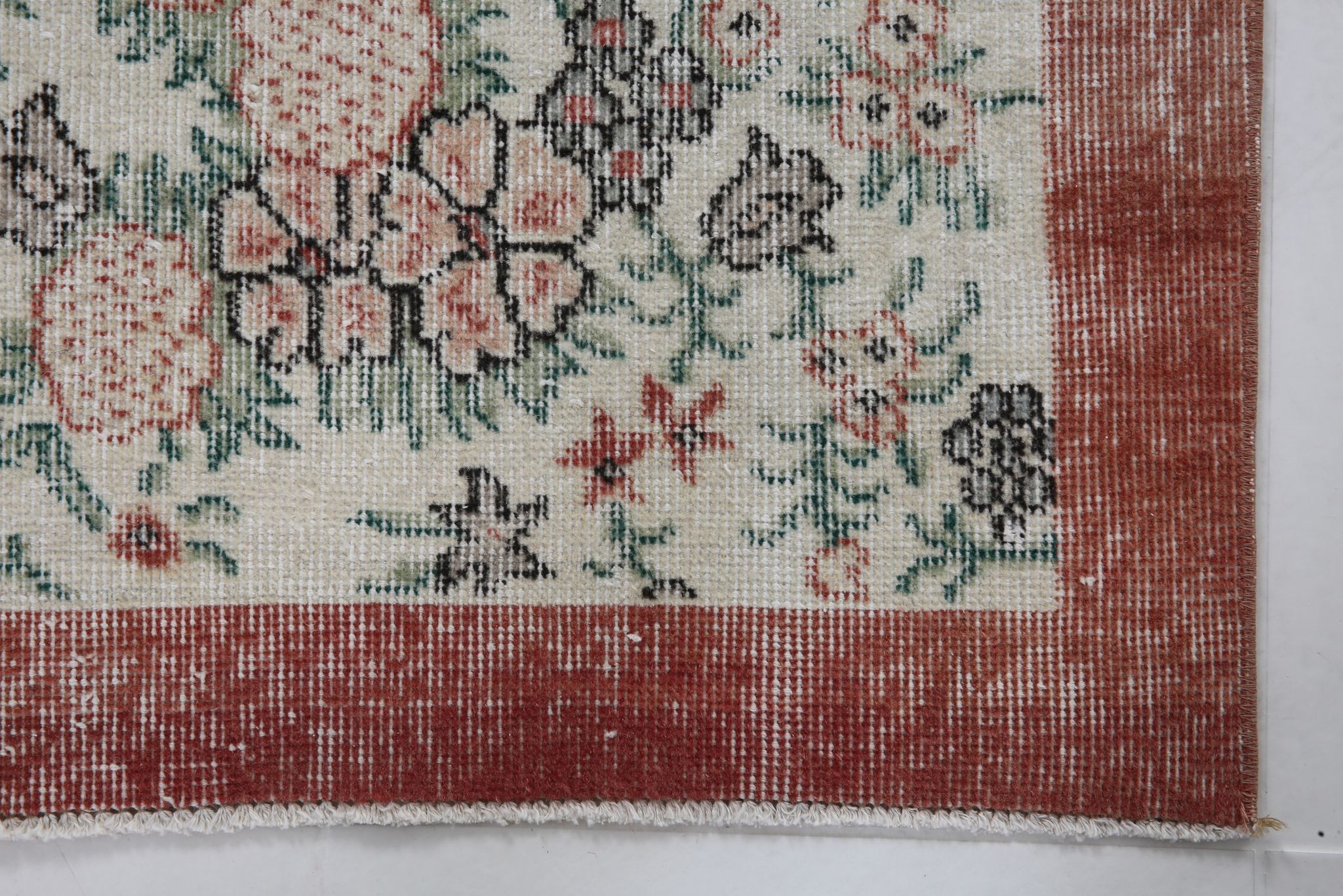 Coral red farmhouse floral rug 206x112cm