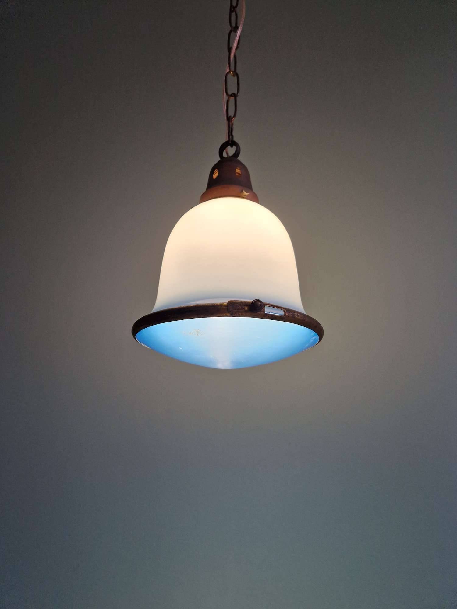 Suspension Bauhaus en opaline blanche et verre satiné bleu, années 1920