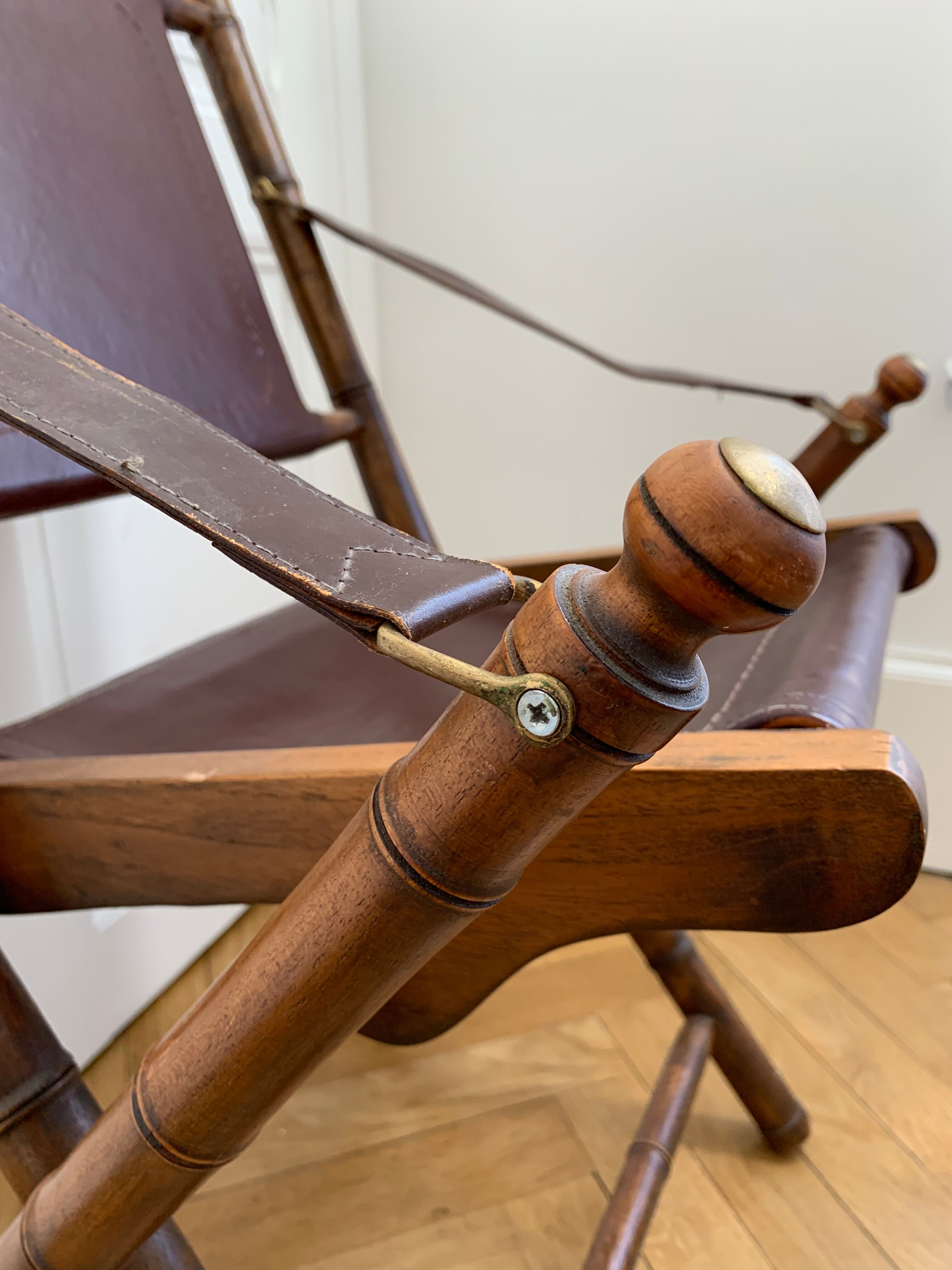 Lot de trois chaises d’officier pliantes bois et cuir